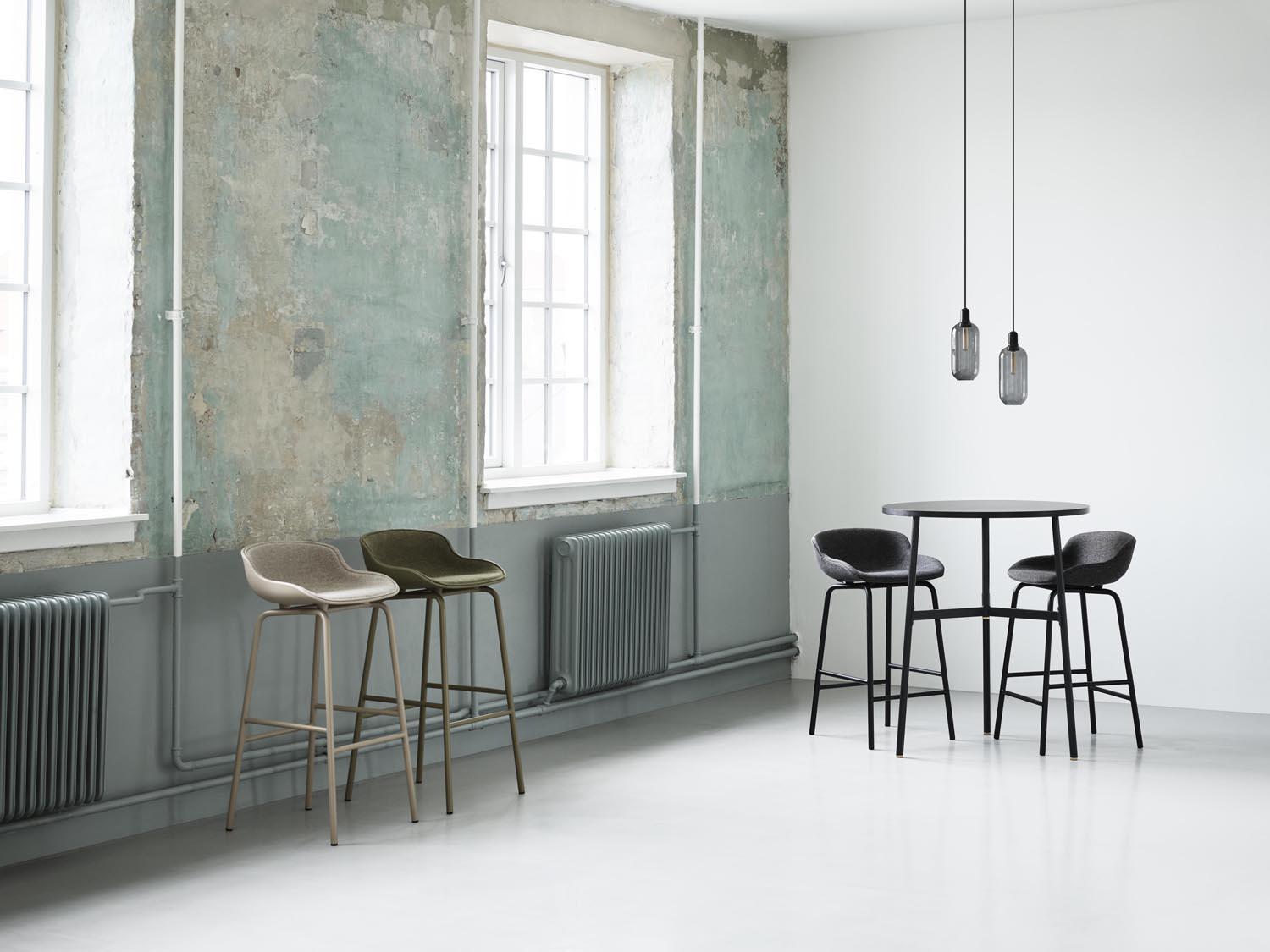 Der Hyg Barhocker 75 cm in Sand/Remix von Normann Copenhagen bietet stilvollen Komfort und einladendes Design, ideal für Ess- und Loungebereiche.