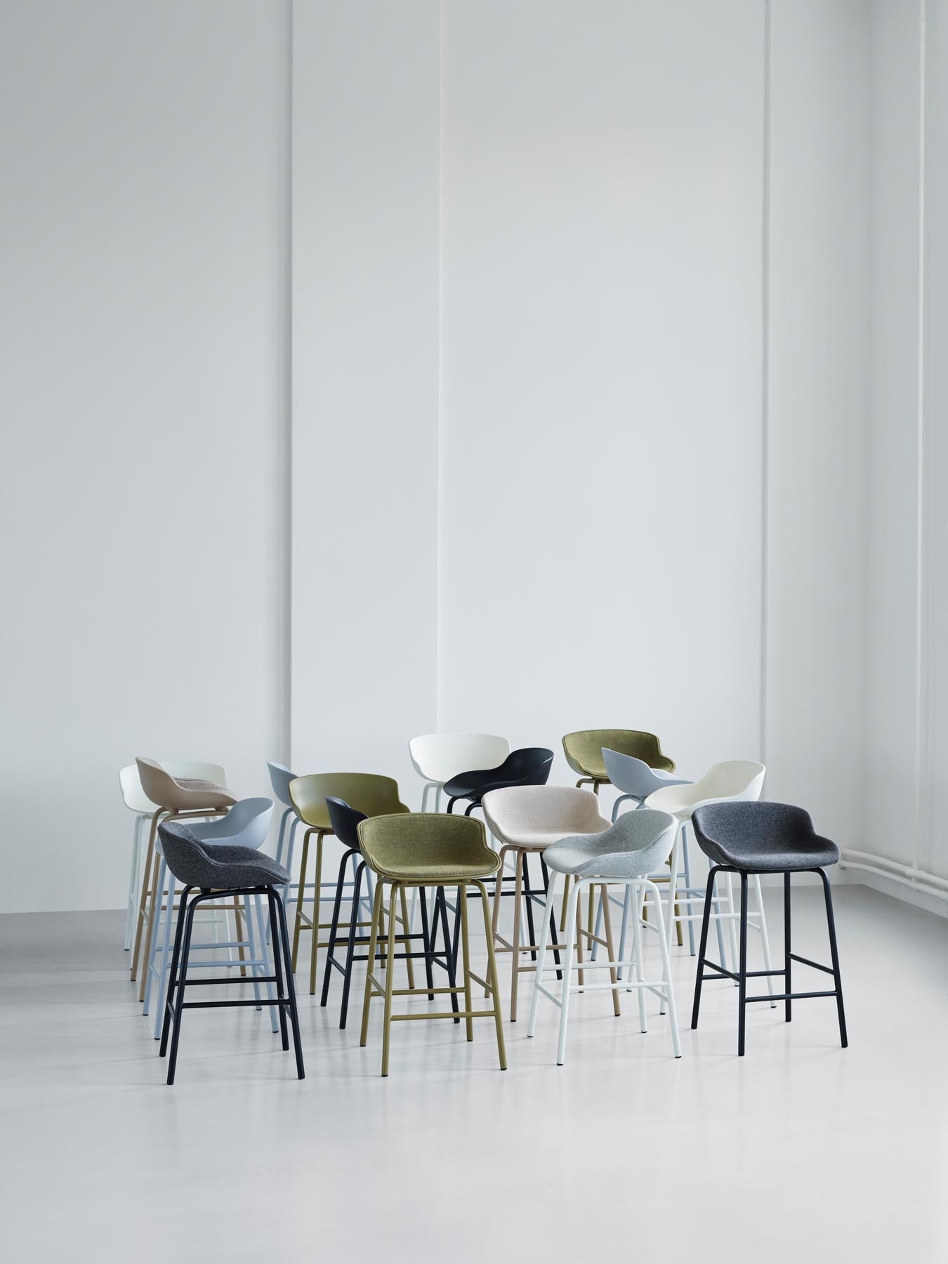 Stylischer Hyg Barhocker mit 75 cm Höhe, gepolstert in zeitlosem Schwarz, gefertigt aus strapazierfähigem Stahl – perfekt für trendige Bar- und Esszimmer.