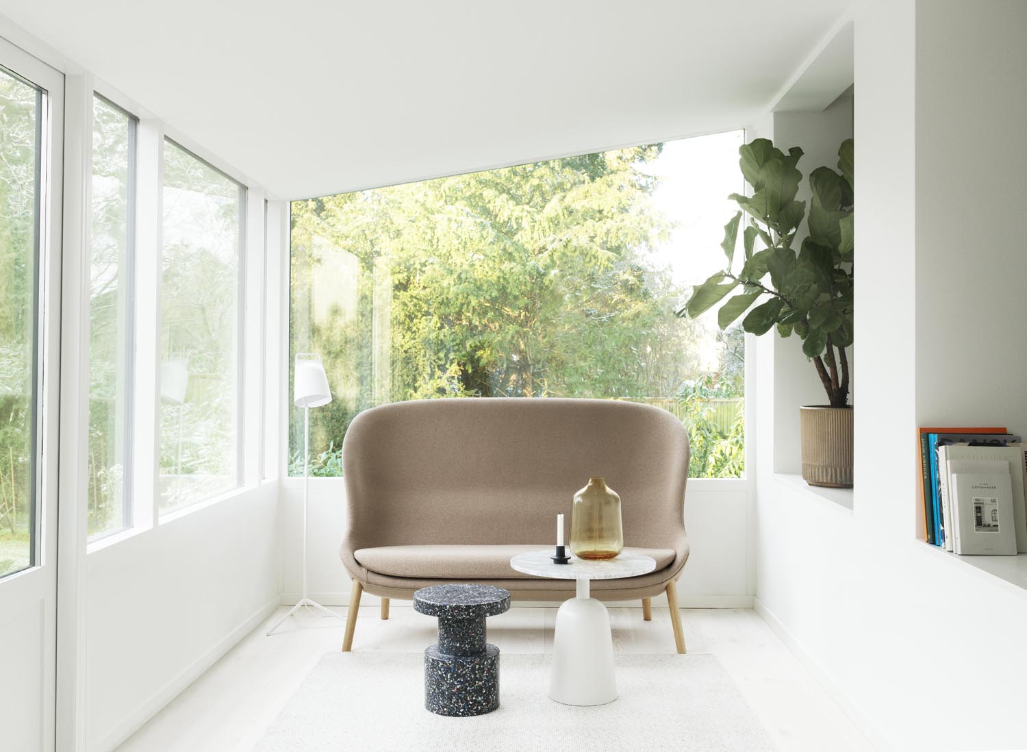 Entdecken Sie das Hyg Sofa in schwarzer Eiche und Hallingdal-Stoff – skandinavisches Design trifft auf Gemütlichkeit und Stil.