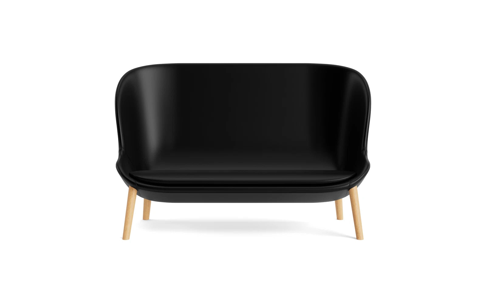 Elegantes 2er Sofa Hyg in schwarzer Eiche von Normann Copenhagen, das modernes Design und hohen Sitzkomfort bietet.
