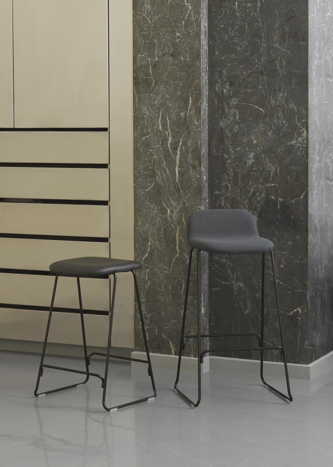 Entdecken Sie den Just Barhocker 75 cm mit Lehne von Normann Copenhagen – ein stilvolles, gepolstertes Möbelstück aus schwarzem Stahl, ideal für jeden Raum.