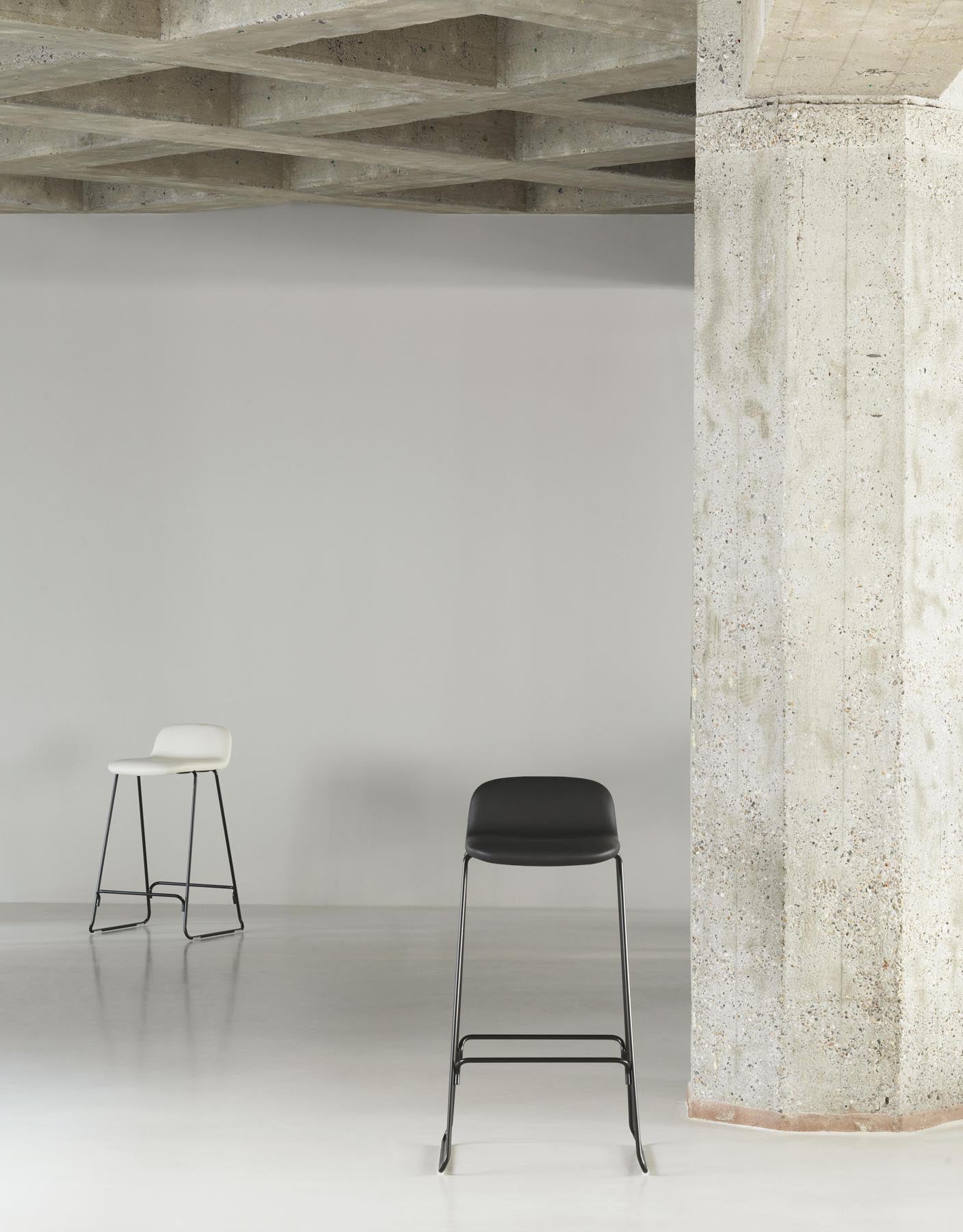 Entdecken Sie den Just Barhocker 75 cm von Normann Copenhagen. Mit gepolsterter Sitzfläche und elegantem Chromgestell vereint er Komfort und modernes Design.