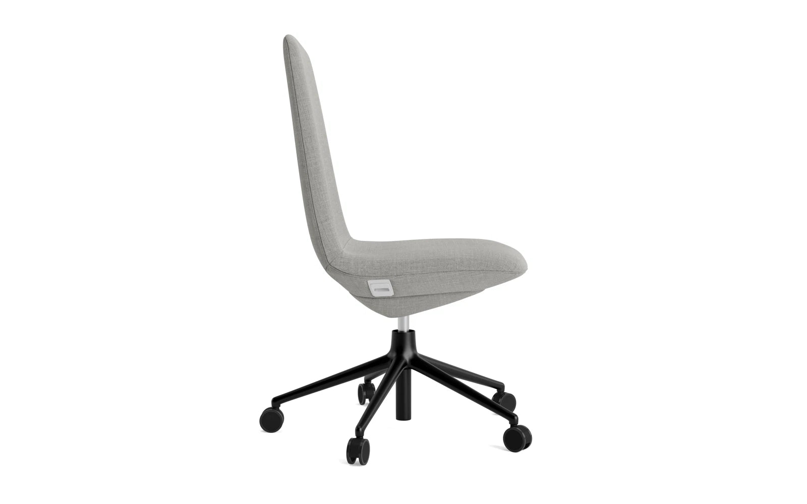 Erleben Sie den Off Chair von Normann Copenhagen: ein eleganter, anpassbarer Bürostuhl mit Gaslift und Rollen, ideal für komfortables Arbeiten.