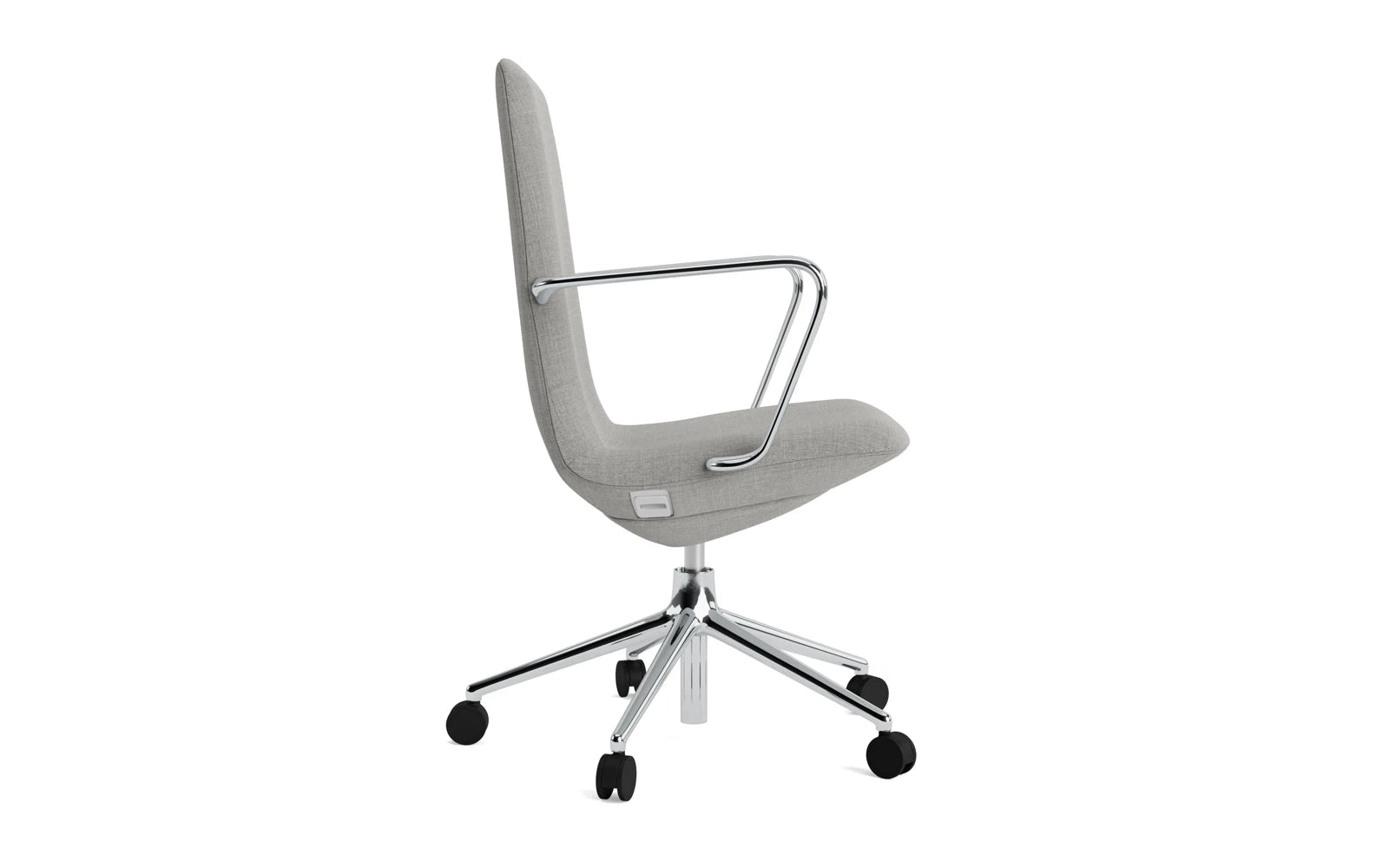 Erleben Sie den Off Armchair von Normann Copenhagen: Ein eleganter, niedriger Bürostuhl mit Gaslift und Rollen, der Komfort und modernes Design vereint.