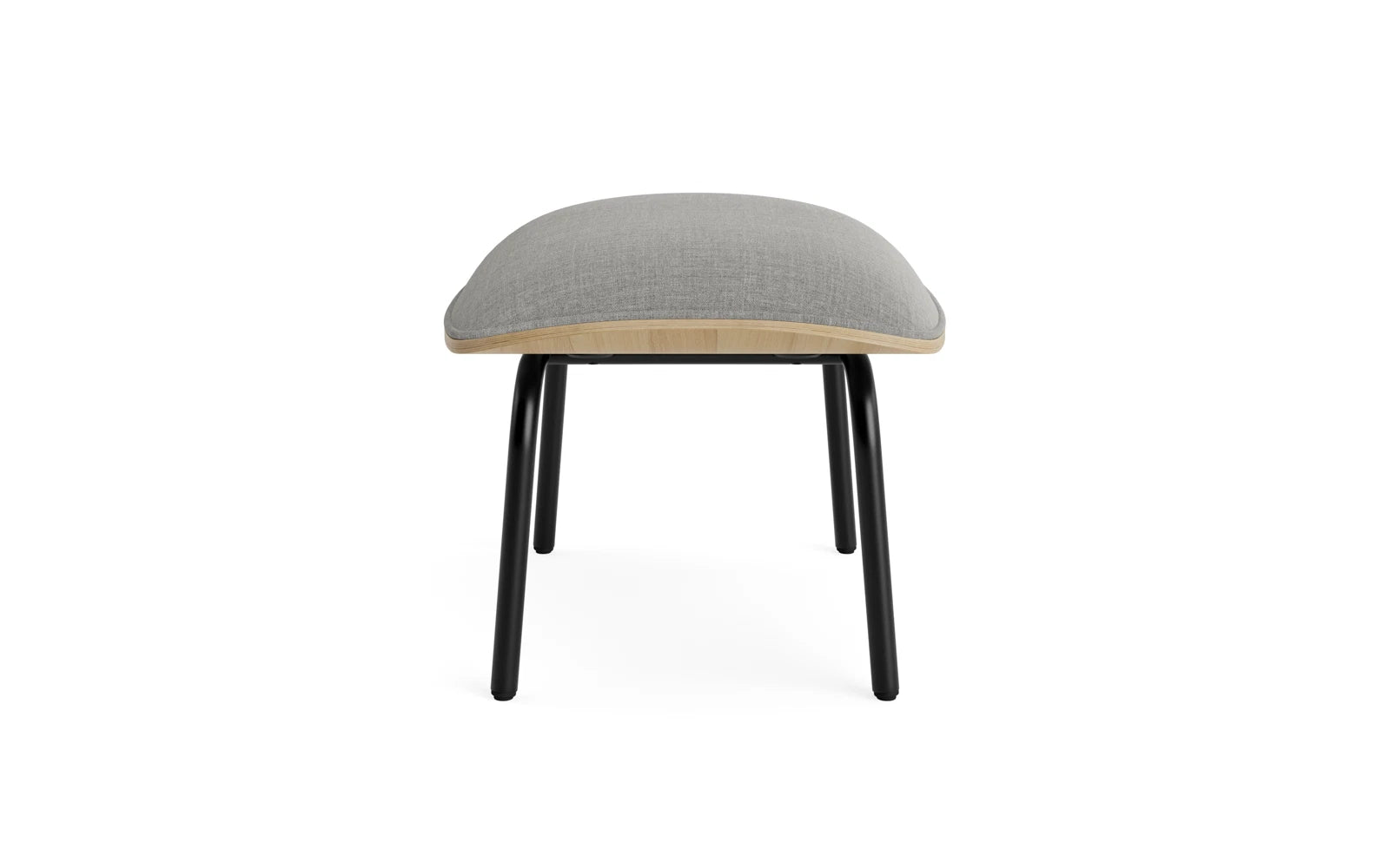 Eleganter Pad Fußhocker von Normann Copenhagen, gefertigt aus robustem schwarzem Stahl und edlem Eichenfurnier. Perfekt für stilvolle Wohnräume.
