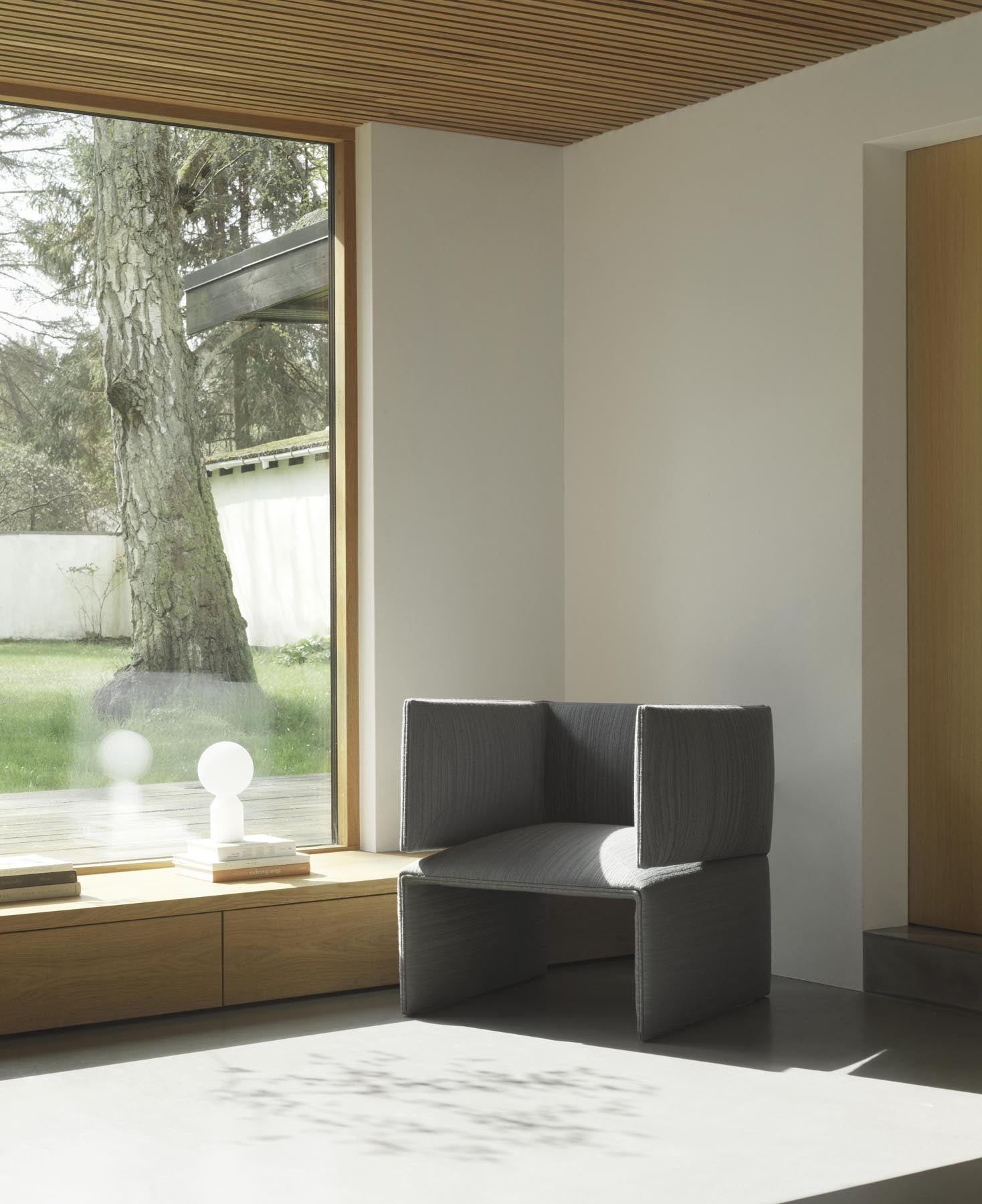 Entdecken Sie den stilvollen Fold Lounge-Sessel Remix von Normann Copenhagen, der mit seiner eleganten Form und bequemen Polsterung überzeugt.