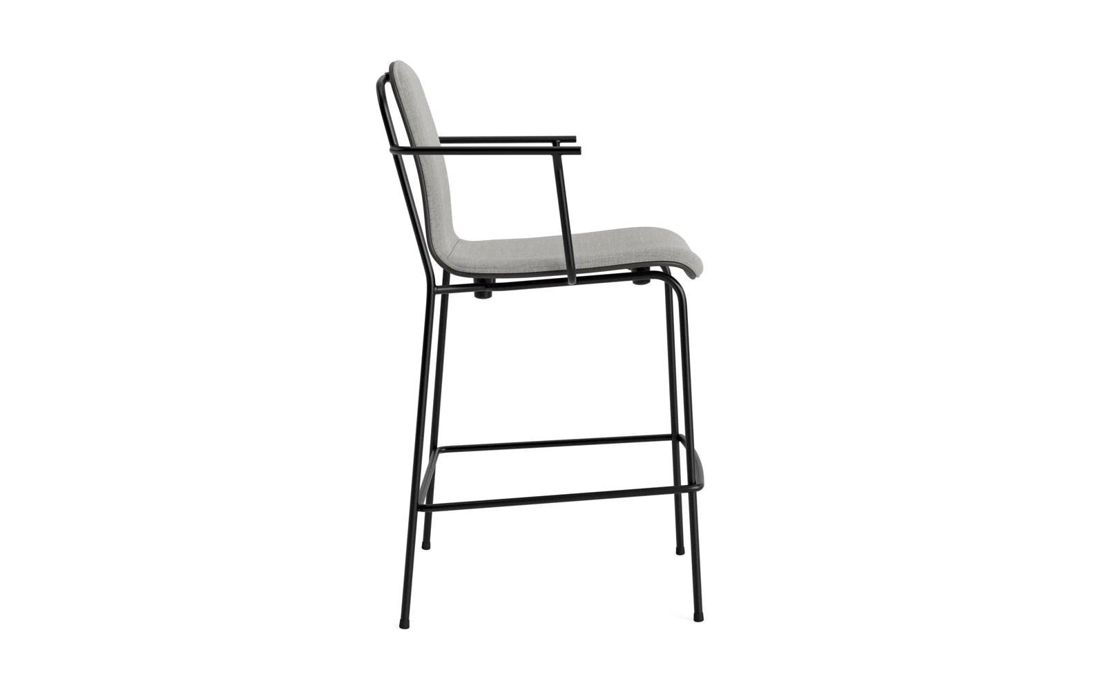 Eleganter Studio Barstuhl von Normann Copenhagen, 65 cm hoch, mit schwarzem Stahlrahmen und komfortablem Frontpolster für modernes Ambiente.
