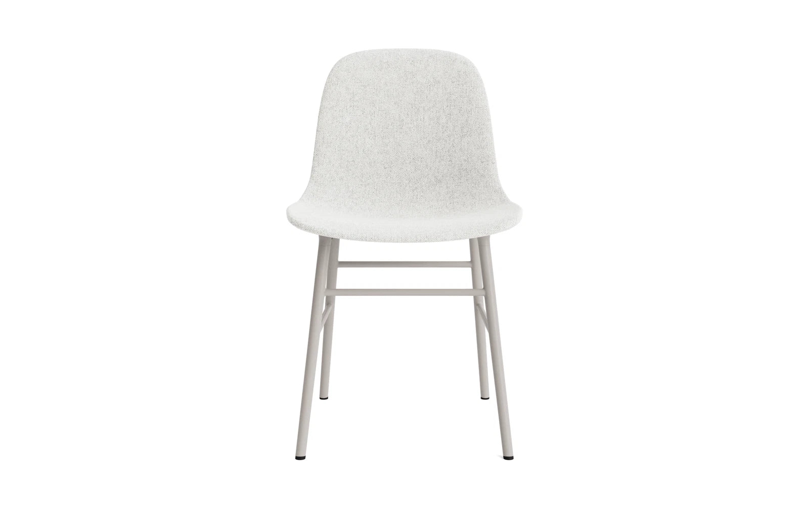 Erleben Sie den Form Stuhl in warmem Grau, gepolstert mit hochwertigem Hallingdal-Stoff und robustem Stahlrahmen – ein zeitloses skandinavisches Design für jeden Raum.