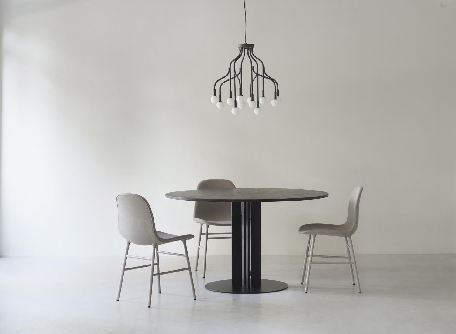 Entdecken Sie den gepolsterten Form Stuhl in strahlendem Blau von Normann Copenhagen – ein stilvolles Highlight für jedes Zuhause.