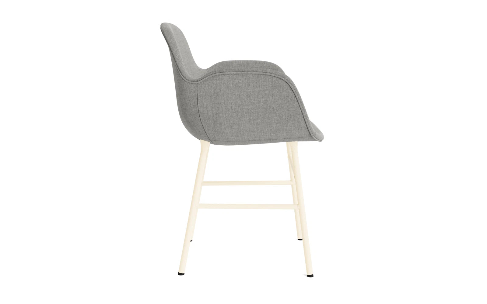 Eleganter gepolsterter Lehnstuhl in Creme mit Stahlgestell von Normann Copenhagen – ideal für stilvolle Wohnräume.