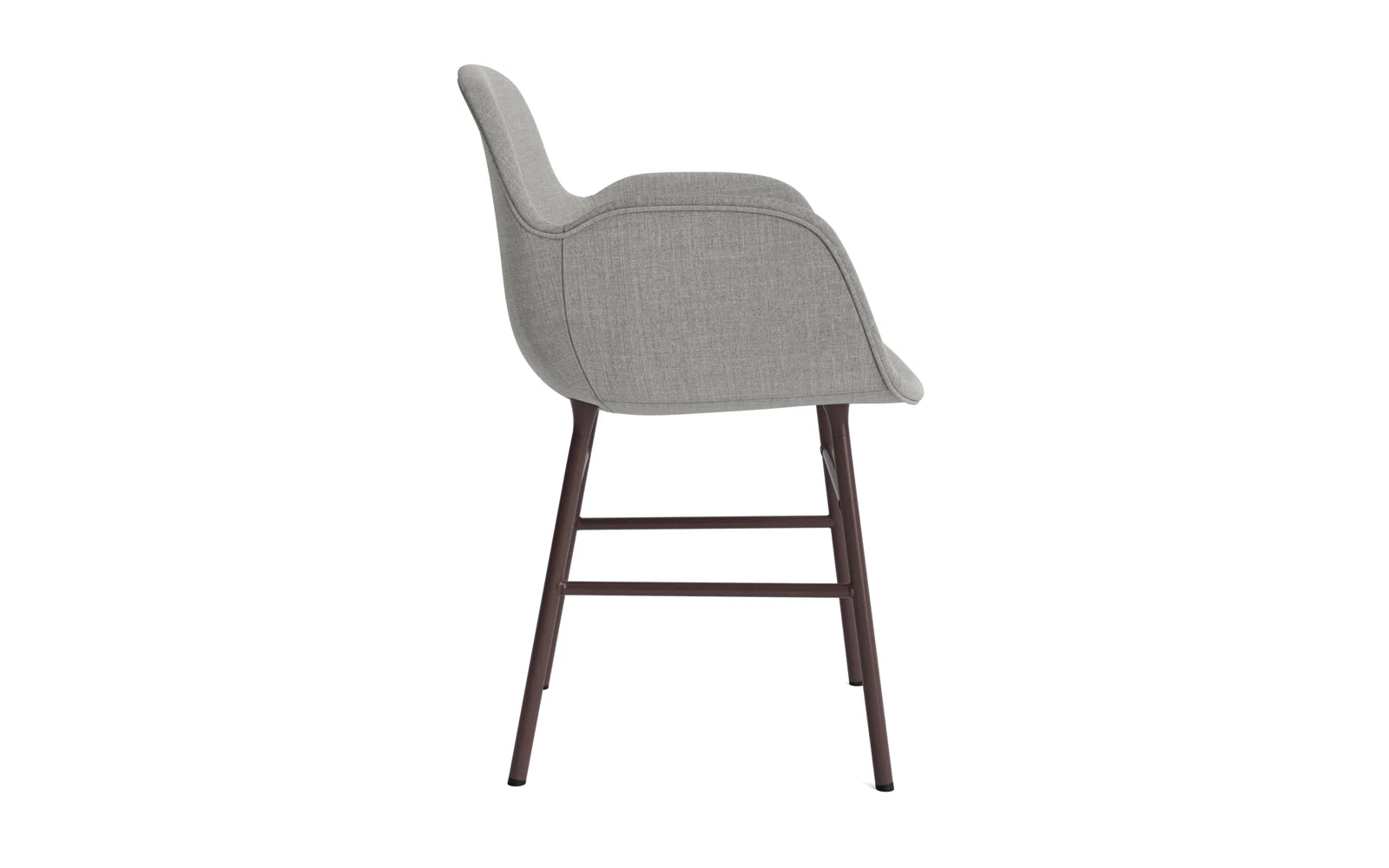 Entdecken Sie den Form Lehnstuhl gepolstert Braun Stahl Remix von Normann Copenhagen – ein stilvolles Möbelstück, das Komfort und Eleganz vereint.