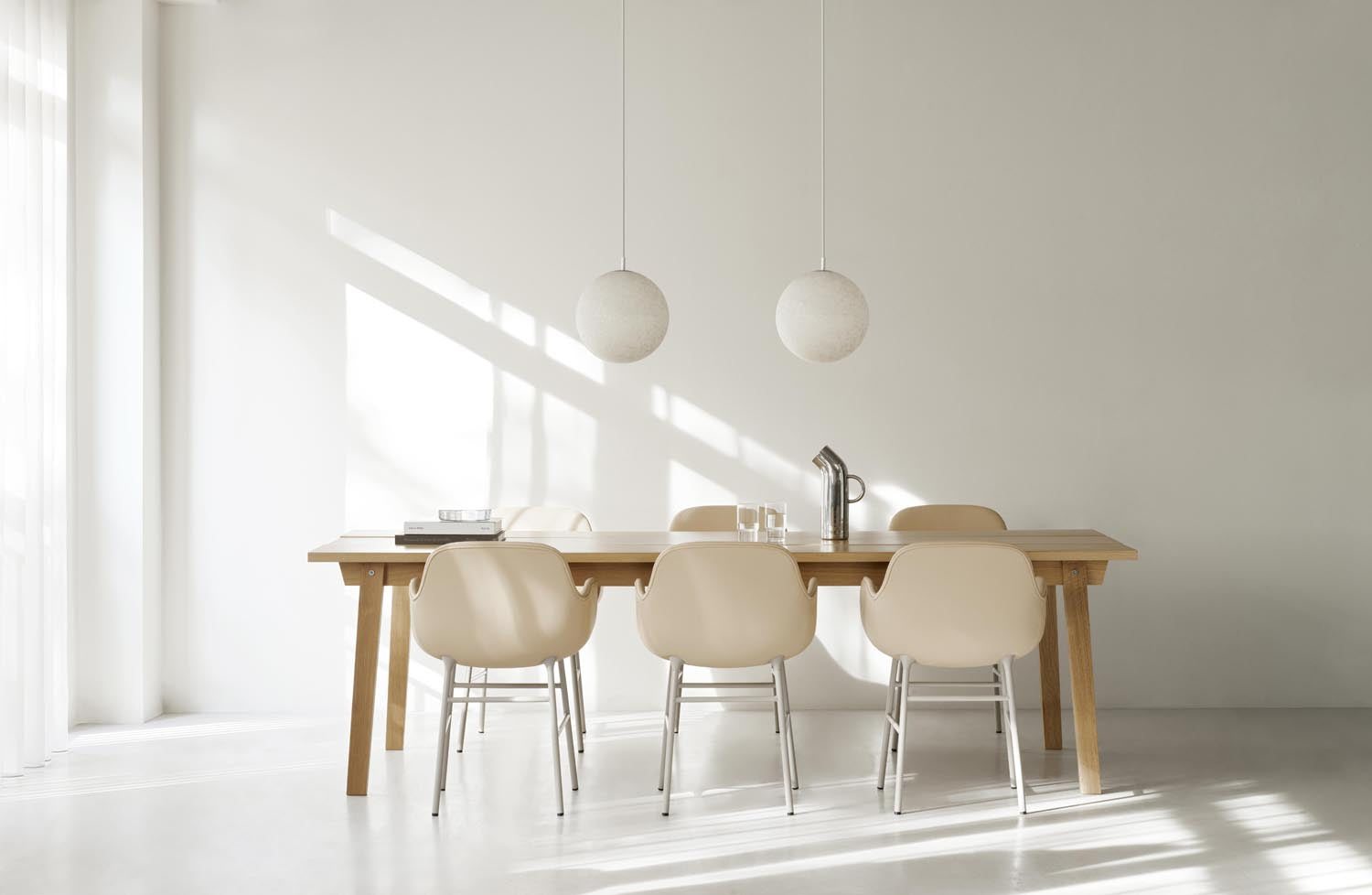 Entdecken Sie den eleganten Form Lehnstuhl in Braun mit Stahlgestell und Hallingdal-Polsterung von Normann Copenhagen – stilvoll und komfortabel.
