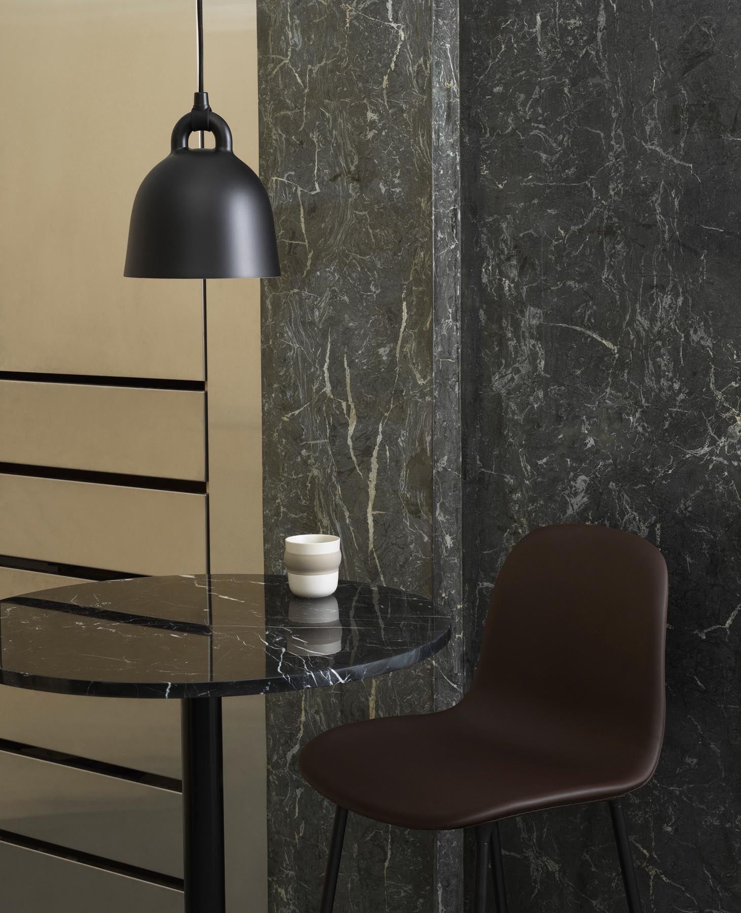 Erleben Sie den stilvollen Form Barstuhl 65 cm in gepolstertem Hellgrau mit robustem Stahlgestell von Normann Copenhagen – ideal für moderne Wohnräume.