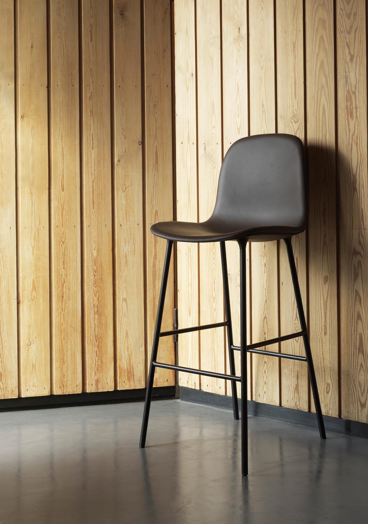 Entdecken Sie den stilvollen Form Barstuhl 75 cm gepolstert in warmem Grau von Normann Copenhagen – perfekter Komfort und modernes Design für Ihr Zuhause!