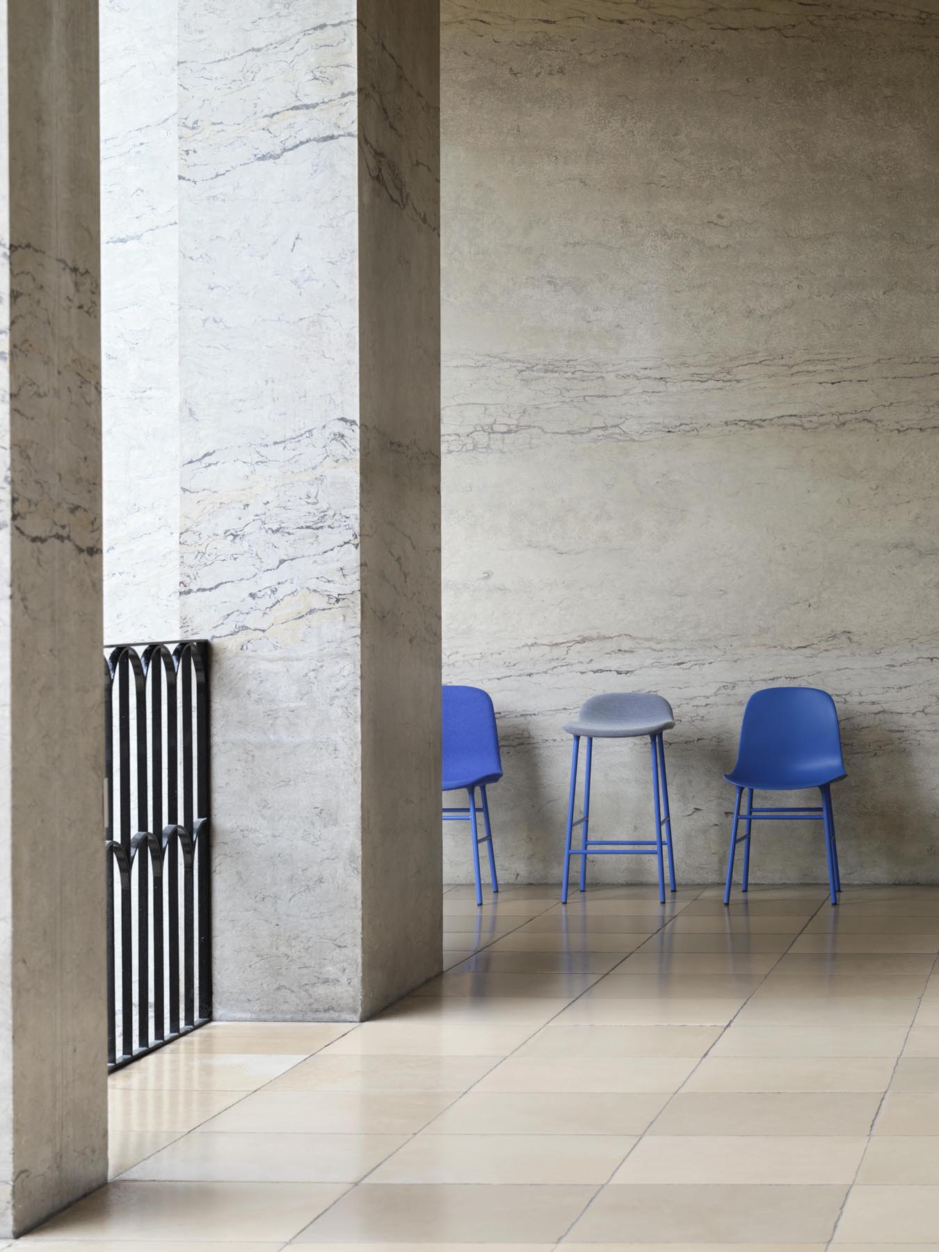Erleben Sie den Form Barstuhl 75 cm in luxuriösem hellgrau gepolstert von Normann Copenhagen – eine harmonische Verbindung von modernem Stil und unvergleichlichem Komfort.