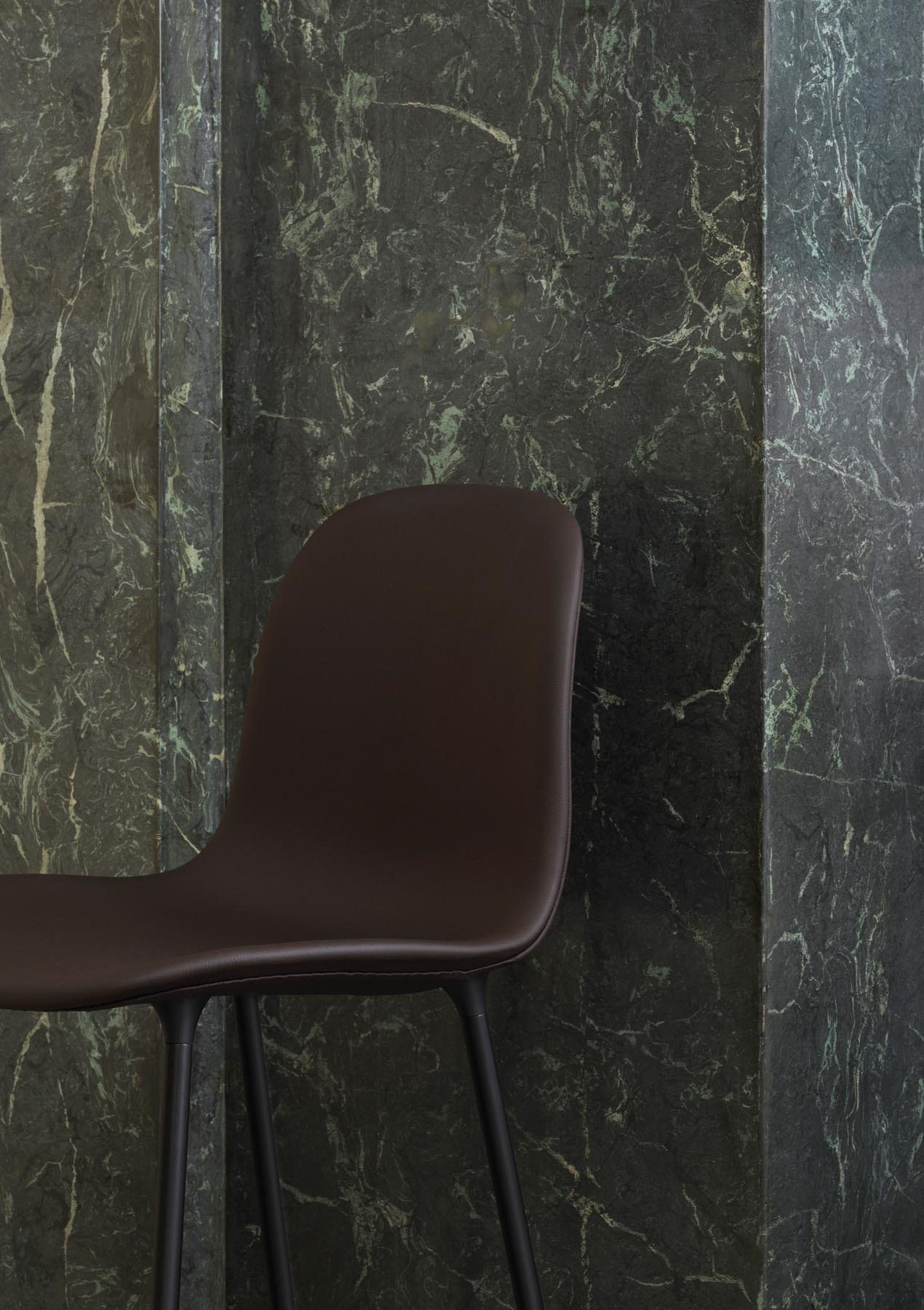 Moderner Form Barstuhl 75 cm in Hellgrau, gepolstert mit luxuriösem Hallingdal-Stoff und robustem Stahlgestell – perfekt für Ihr Zuhause.