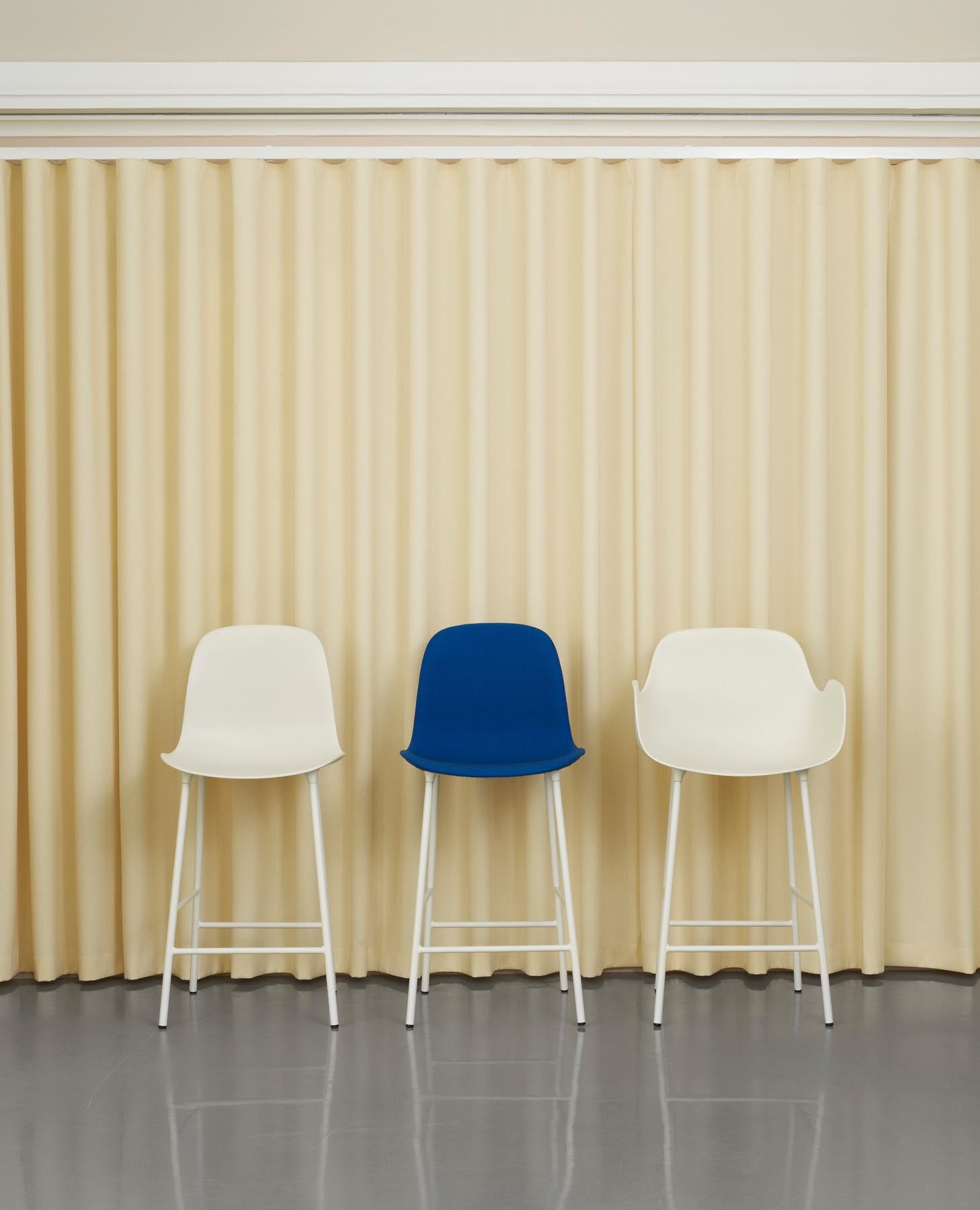Entdecken Sie den stilvollen Form Barstuhl in leuchtendem Rot von Normann Copenhagen. Gepolstert für höchsten Komfort, ideal für moderne Wohnräume.