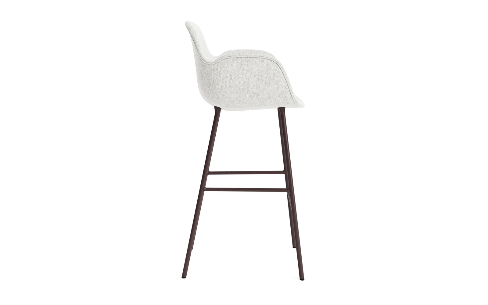 Erleben Sie den stilvollen Form Barstuhl mit Armlehne von Normann Copenhagen. Mit 75 cm Sitzhöhe und edler brauner Polsterung ist er die perfekte Verbindung von Eleganz und Funktionalität.