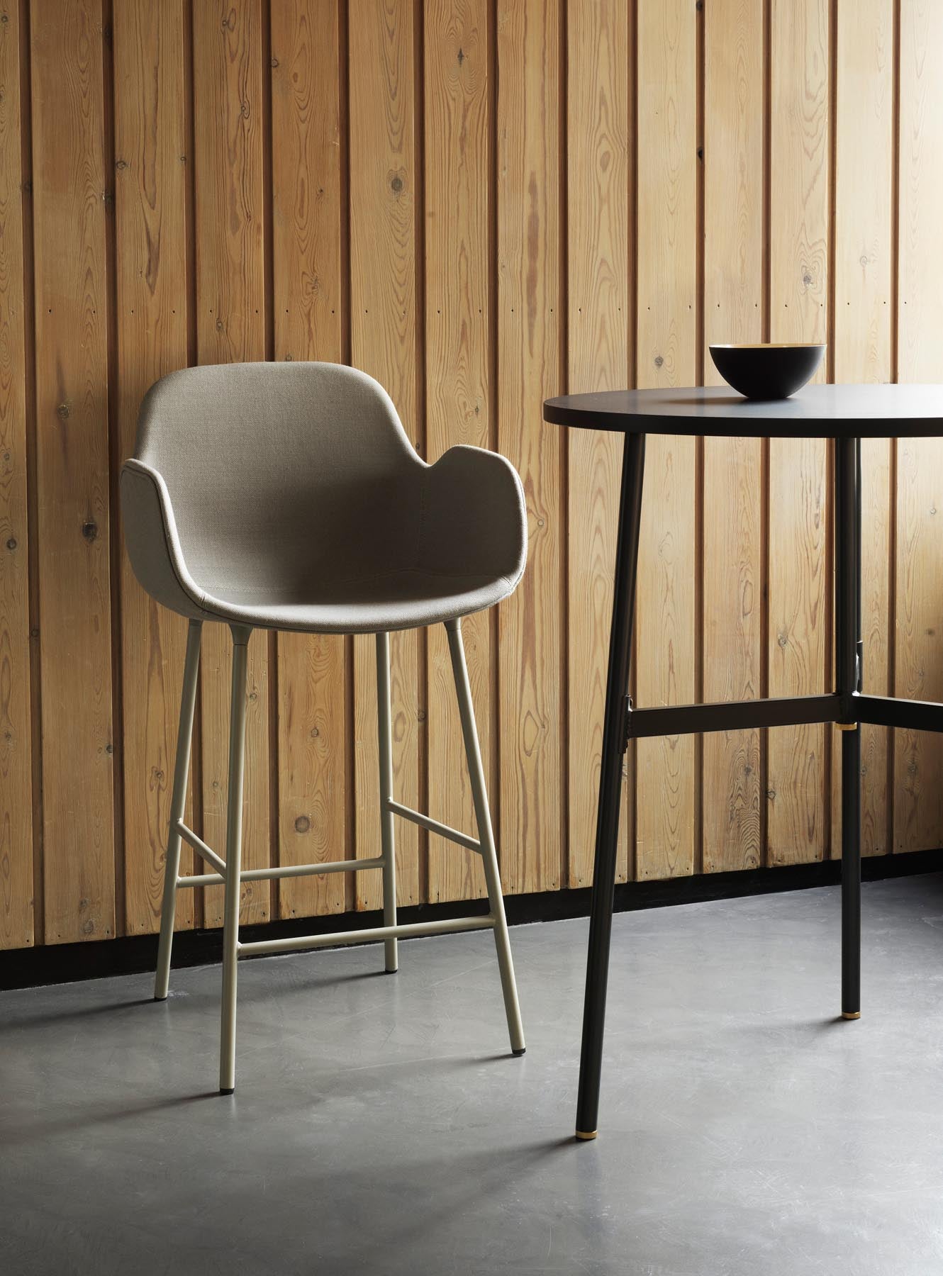 Eleganter Form Barstuhl mit 75 cm Höhe, gepolstert in braunem Hallingdal-Stoff, mit stabilen Stahlbeinen, ideal für stilvolle Bars.