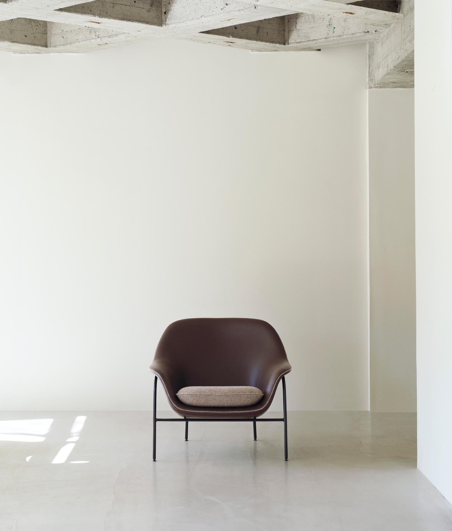 Stilvoller Drape Lounge-Sessel in Schwarz mit eleganten Stahlbeinen. Perfekte Kombination aus Komfort und modernem Design für Ihr Zuhause.