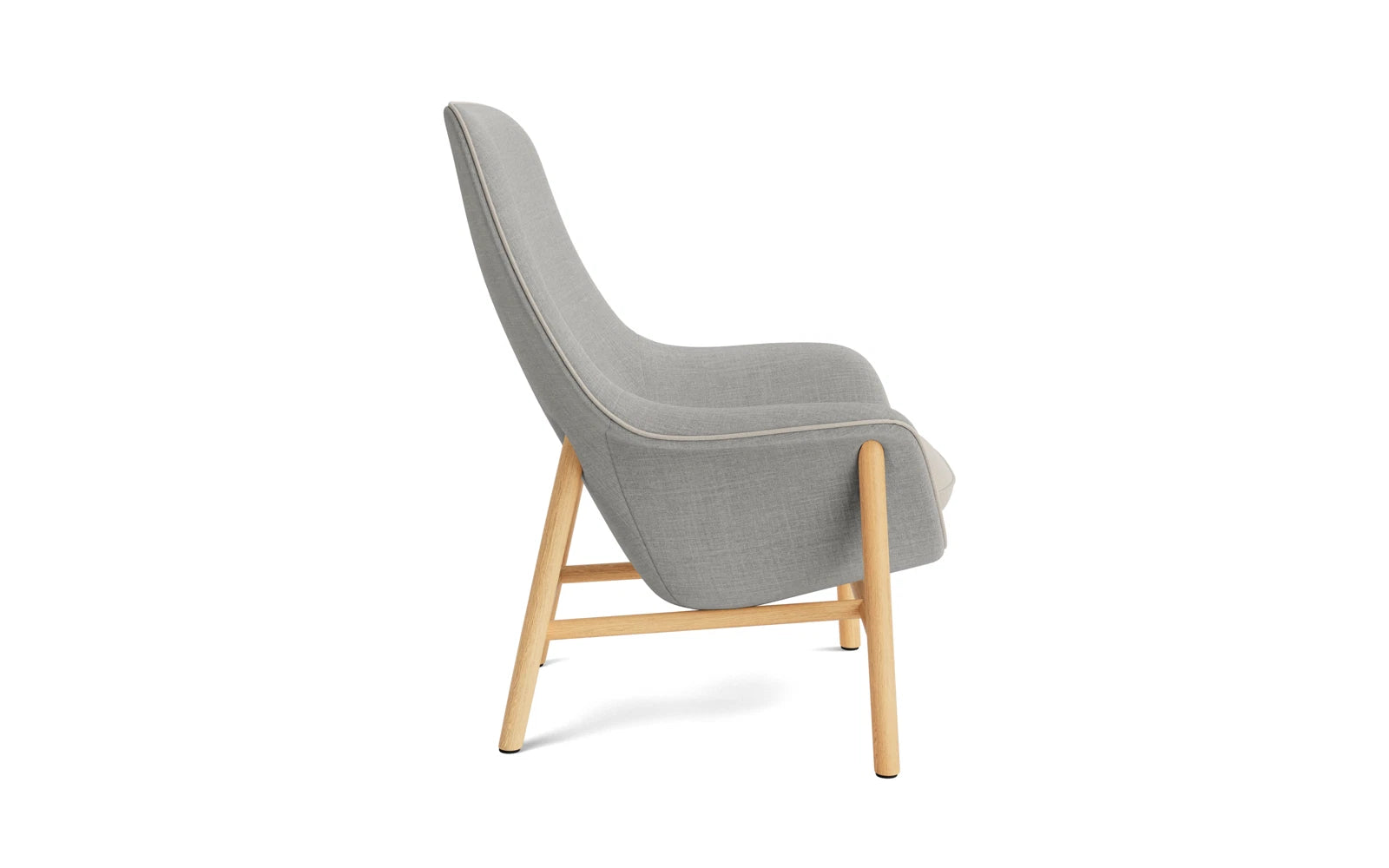 Eleganter Drape Lounge-Sessel hoch in Eiche Remix von Normann Copenhagen – vereint modernes Design mit gemütlichem Sitzkomfort.