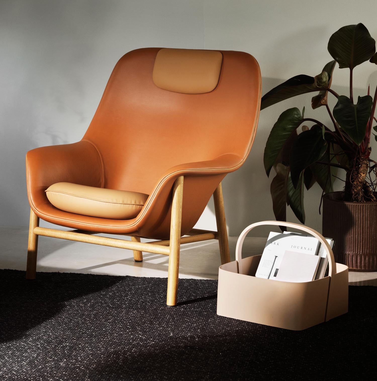 Entdecken Sie den Drape Lounge-Sessel von Normann Copenhagen: Elegantes Design, nachhaltige Materialien und optimaler Komfort für stilvolle Entspannung.