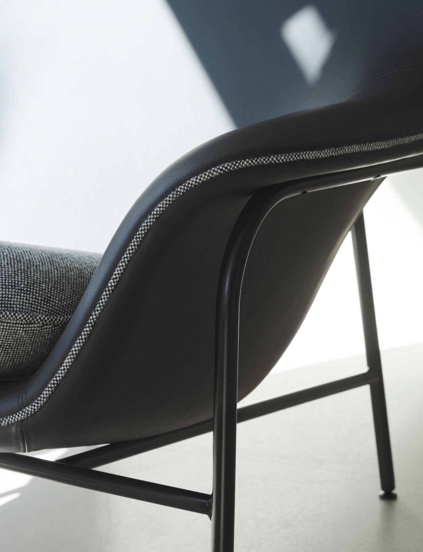 Entdecken Sie den Drape Lounge-Sessel Hoch mit Kopfstütze von Normann Copenhagen – ein stilvolles Designstück, das Komfort und Eleganz vereint.