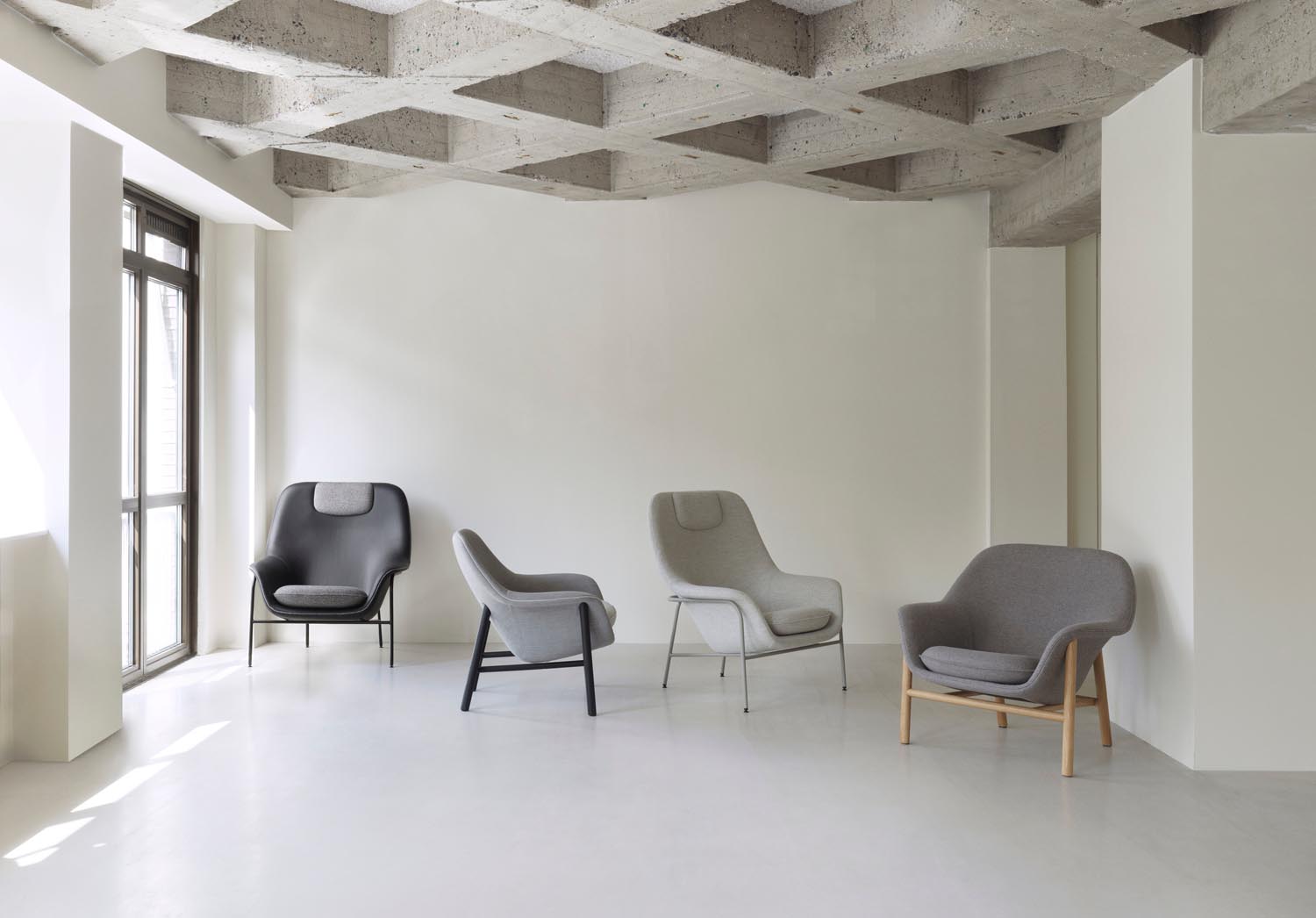 Erleben Sie den Drape Lounge-Sessel Hoch mit Kopfstütze von Normann Copenhagen – eine harmonische Verbindung aus modernem Design, Komfort und nachhaltiger Qualität.
