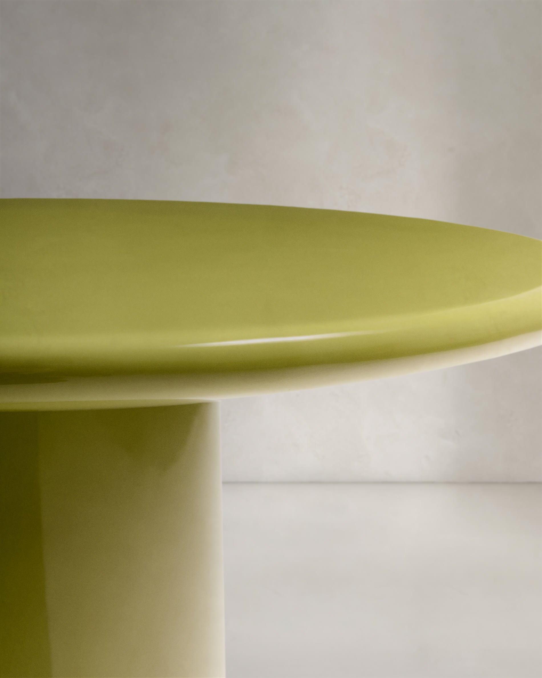 Einzigartiger Couchtisch aus wetterfestem Zement mit glänzend grünem Finish, Ø 65 cm, perfekt für stilvolle Outdoor-Bereiche.