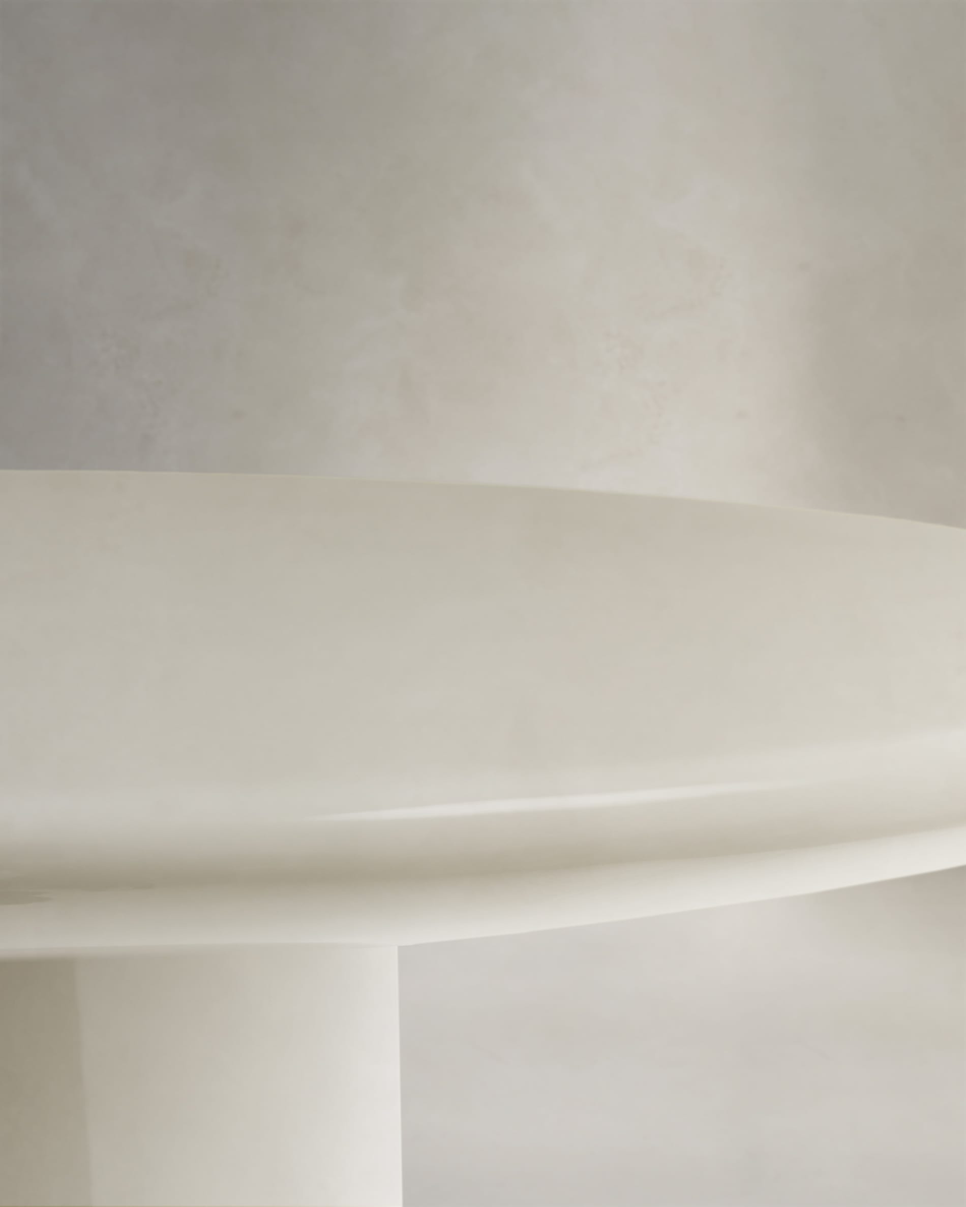 Moderner Loungetisch Albanella aus robustem Zement, Ø 110 cm, in strahlend weißem Glanz – ideal für stilvolle Terrassen und Gärten.