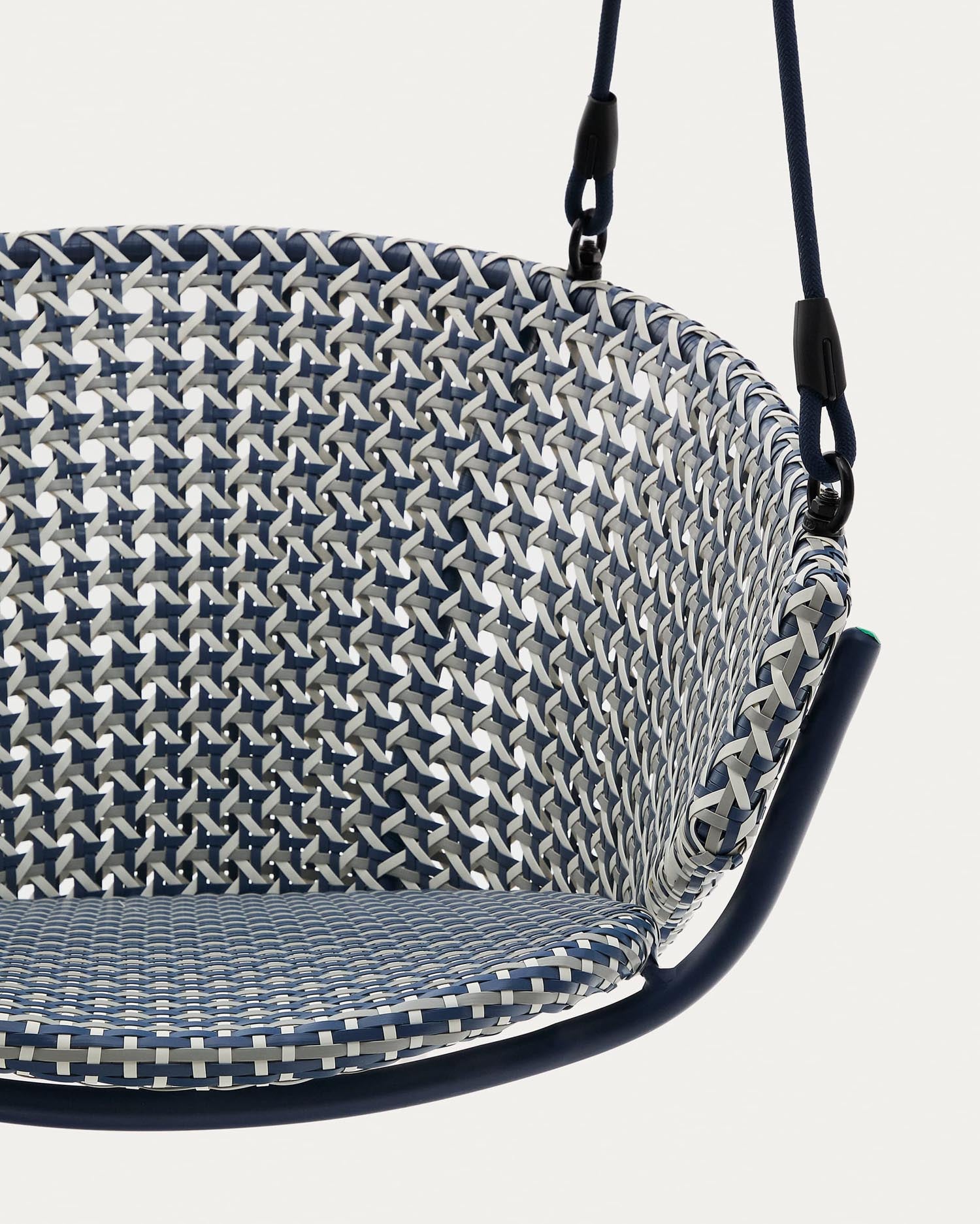 Entspannen Sie stilvoll im Hängesessel Saliga aus robustem Aluminium und elegantem blauem Rattan – perfekt für Garten, Terrasse und Balkon.