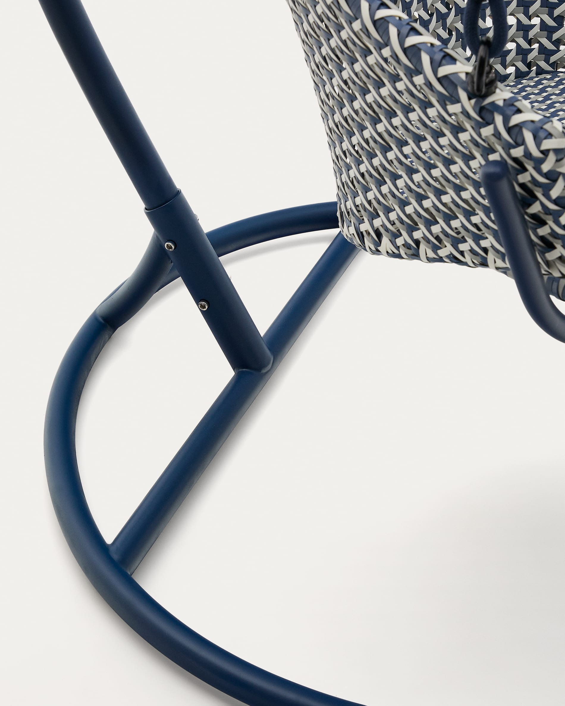 Erleben Sie Entspannung pur mit dem Hängesessel Saliga aus robustem Aluminium und elegantem blauem Rattan – perfekt für Ihren Außenbereich!