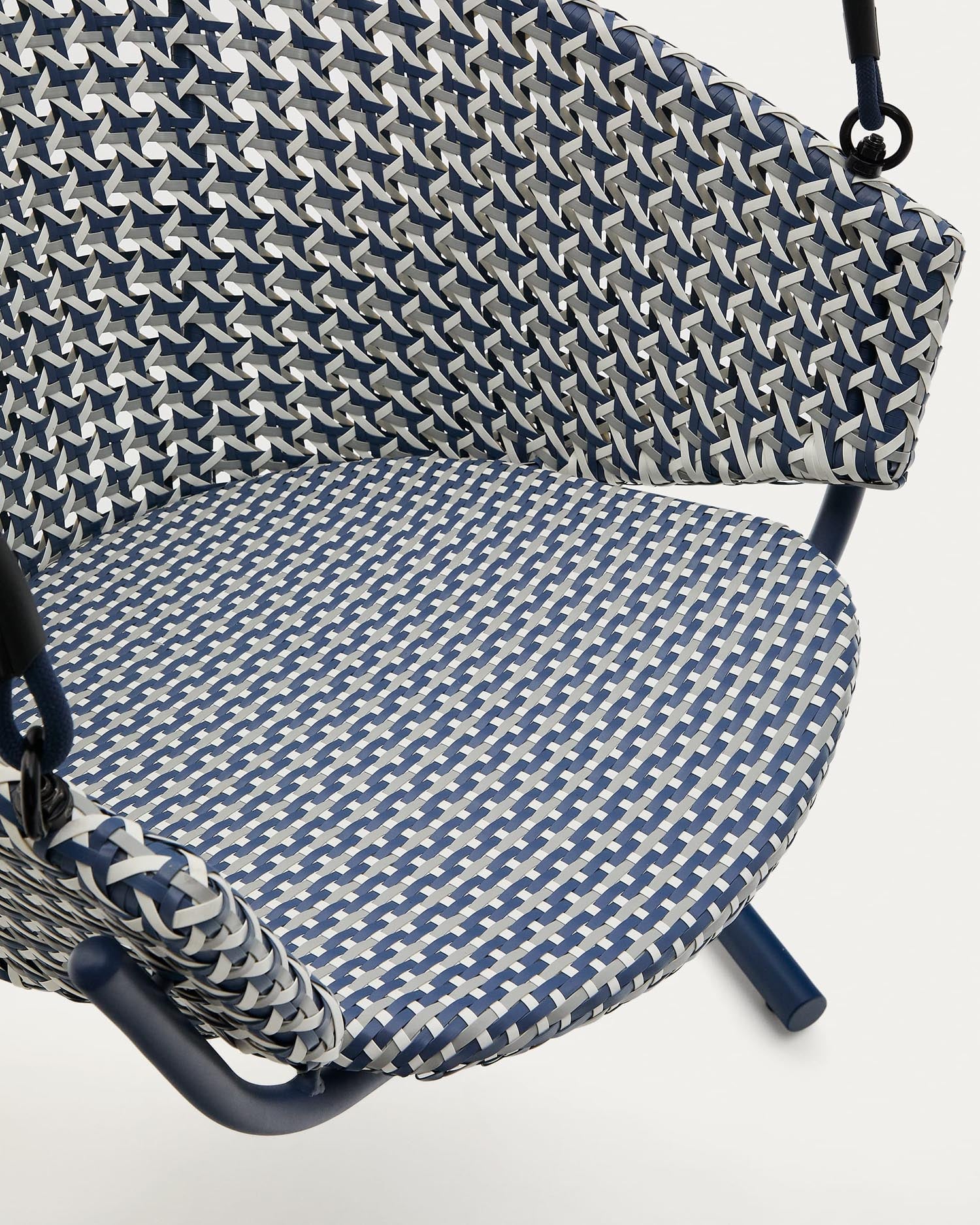 Genießen Sie stilvolle Entspannung im Hängesessel Saliga aus langlebigem Aluminium und modernem blauen Rattan – ideal für Garten und Balkon!