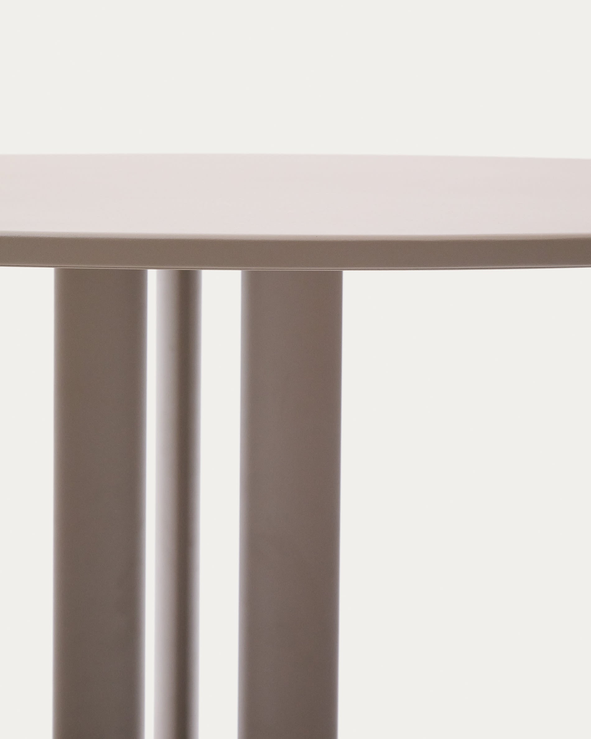 Runder Outdoor-Tisch Sedalis aus robustem Stahl mit eleganter taupefarbener Aluminiumplatte, Ø80 cm – perfekt für entspannte Stunden im Freien.