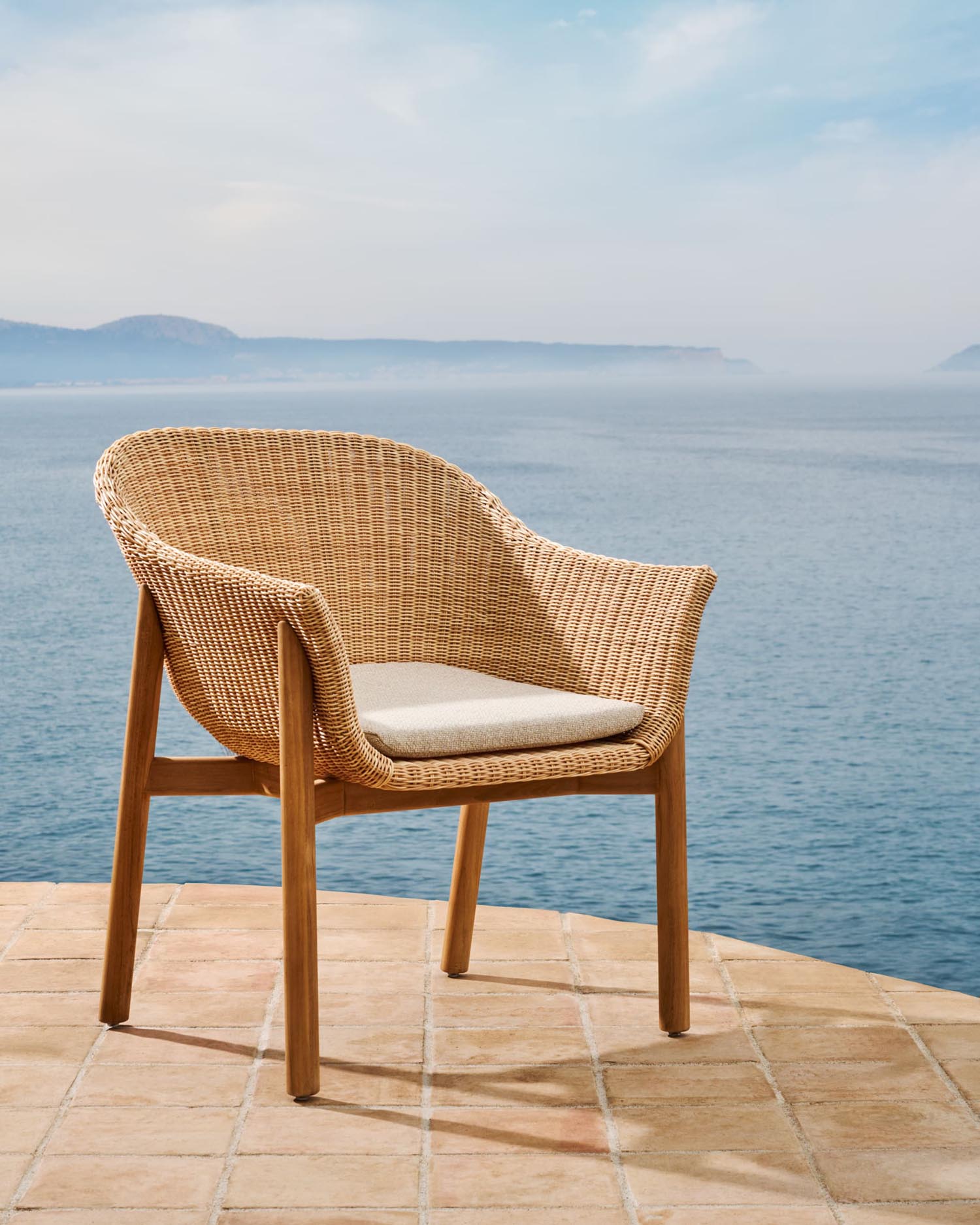 Eleganter Stuhl Galea aus FSC-zertifiziertem Teakholz und synthetischem Rattan, ideal für stilvolle und nachhaltige Einrichtung.