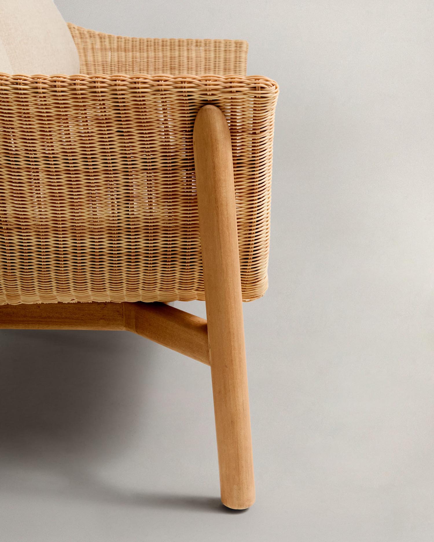 Elegantes 2-Sitzer-Sofa Galea aus robustem Teakholz und synthetischem Rattan, ideal für gemütliche Lounges und stilvolle Terrassen.
