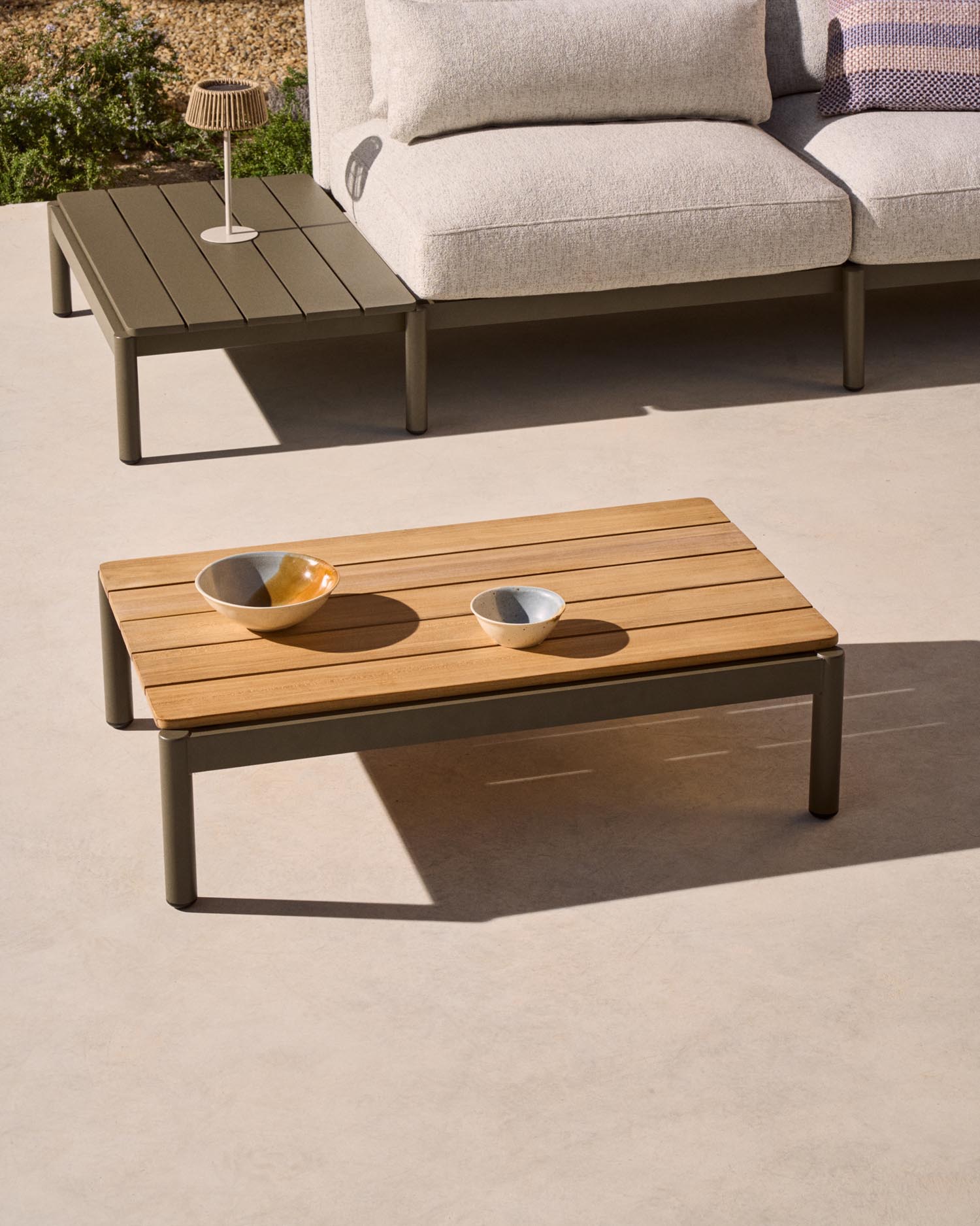 Entdecken Sie den Couchtisch Sorells aus grünem Aluminium und Teakholz – stilvoll, langlebig und perfekt für Ihren Außenbereich.