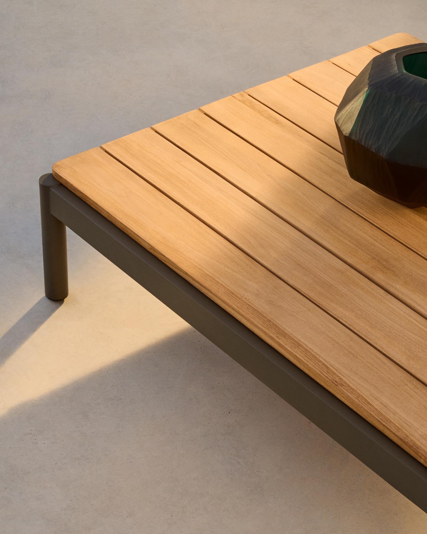 Genießen Sie den eleganten Couchtisch Sorells aus grünem Aluminium und robuster Teakholzplatte – perfekt für stilvolle Outdoor-Entspannung!