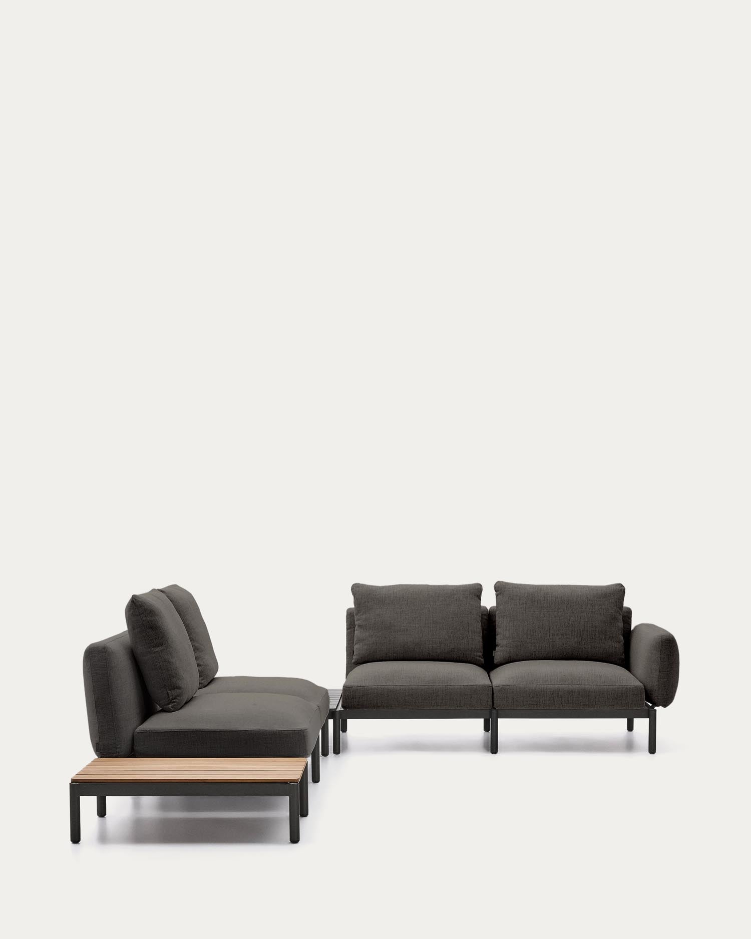 Genießen Sie stilvollen Komfort im Freien mit dem modularen Outdoor-Ecksofa Sorells. 4 Plätze, elegante graue Polsterung und robuste Aluminiumstruktur.