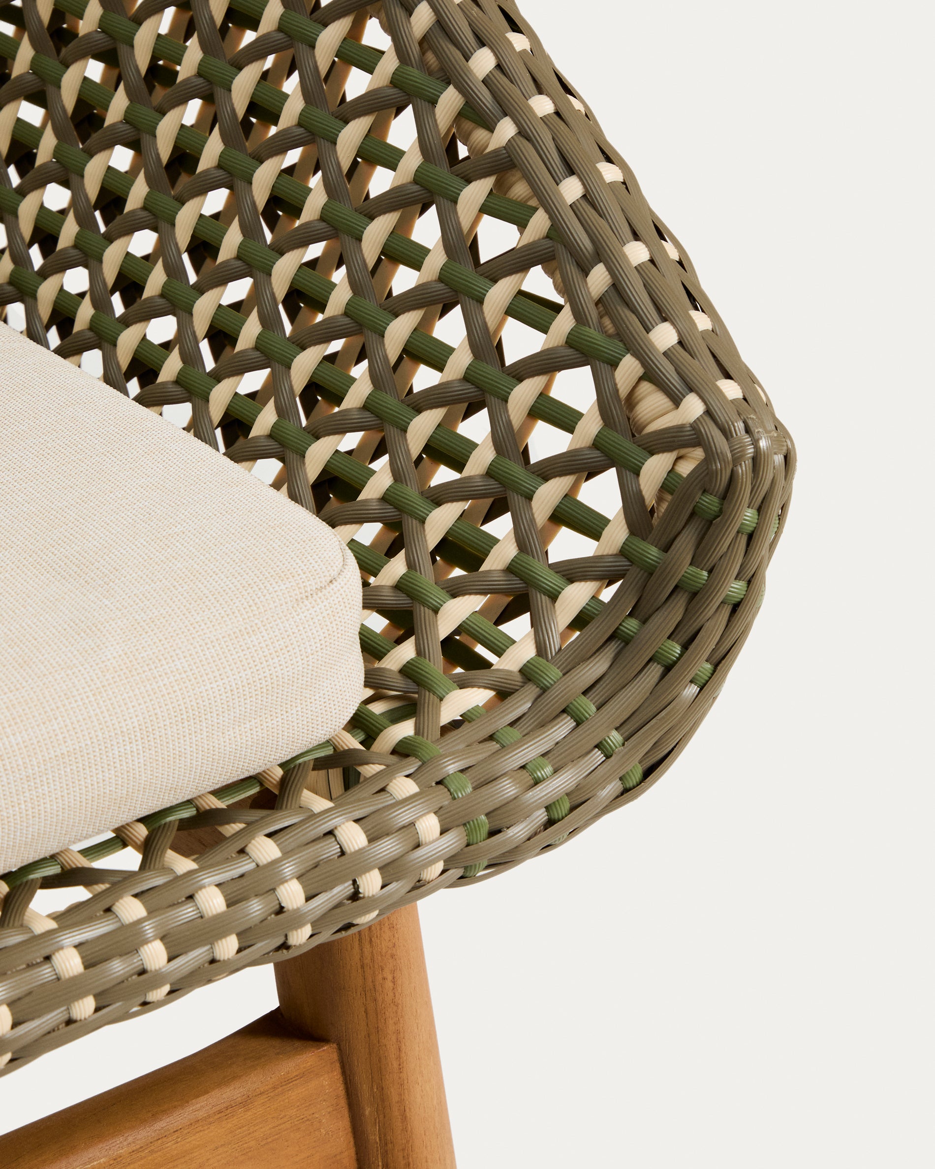 Stuhl Olbia in Dunkelgrün, gefertigt aus hochwertigem Teakholz und strapazierfähigem synthetischem Rattan, perfekt für stilvolle Gartenmöbel.