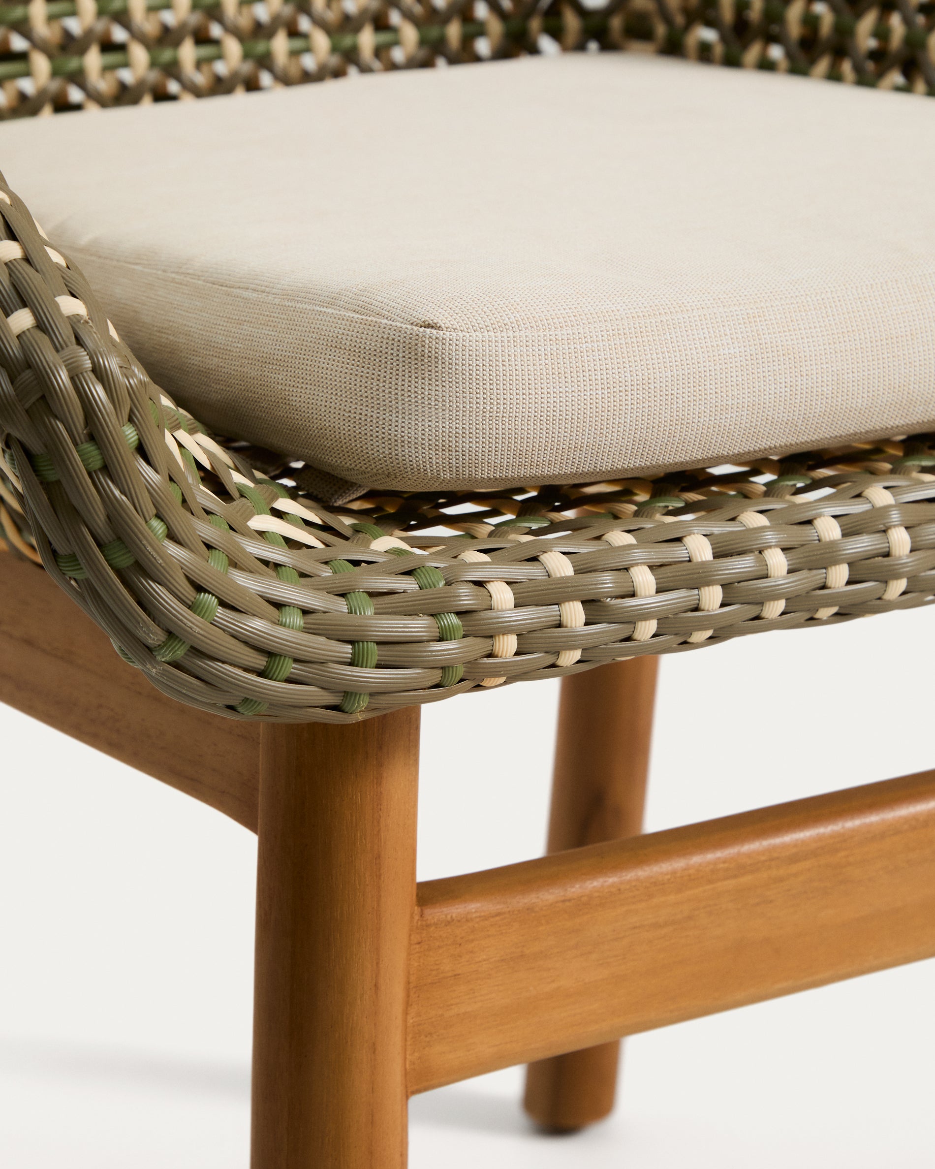 Eleganter Gartenstuhl Olbia in Dunkelgrün, aus robustem Teakholz und pflegeleichtem synthetischem Rattan, ideal für entspannte Stunden im Freien.