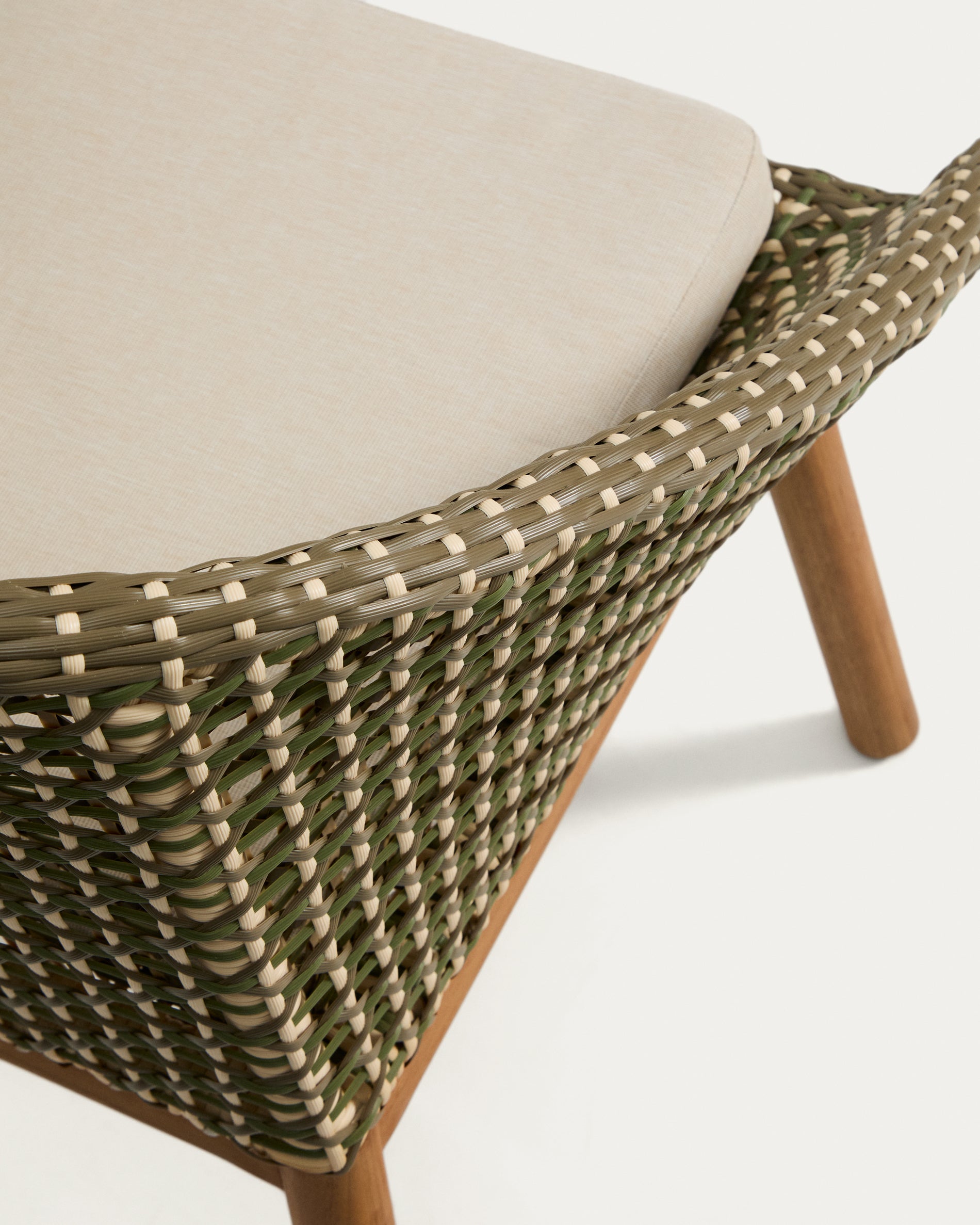 Stuhl Olbia in Dunkelgrün, gefertigt aus hochwertigem Teakholz und strapazierfähigem synthetischem Rattan, perfekt für stilvolle Gartenmöbel.