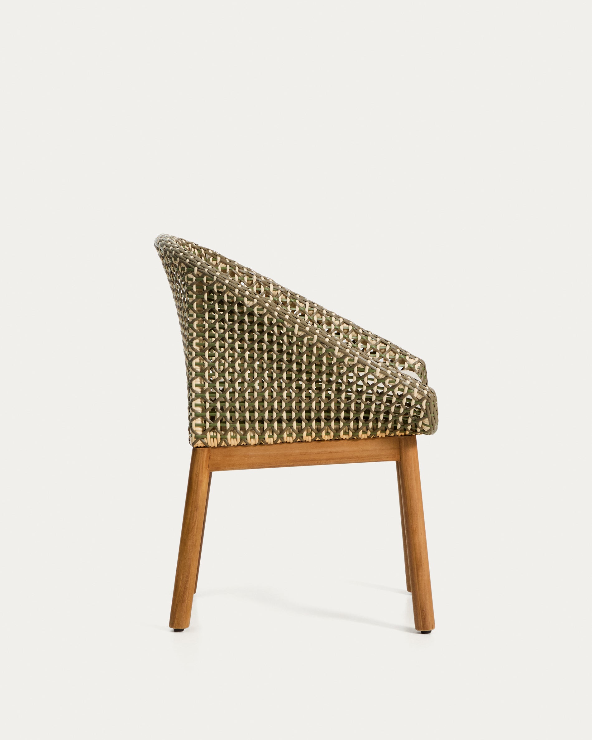 Stuhl Olbia in Dunkelgrün, gefertigt aus hochwertigem Teakholz und strapazierfähigem synthetischem Rattan, perfekt für stilvolle Gartenmöbel.