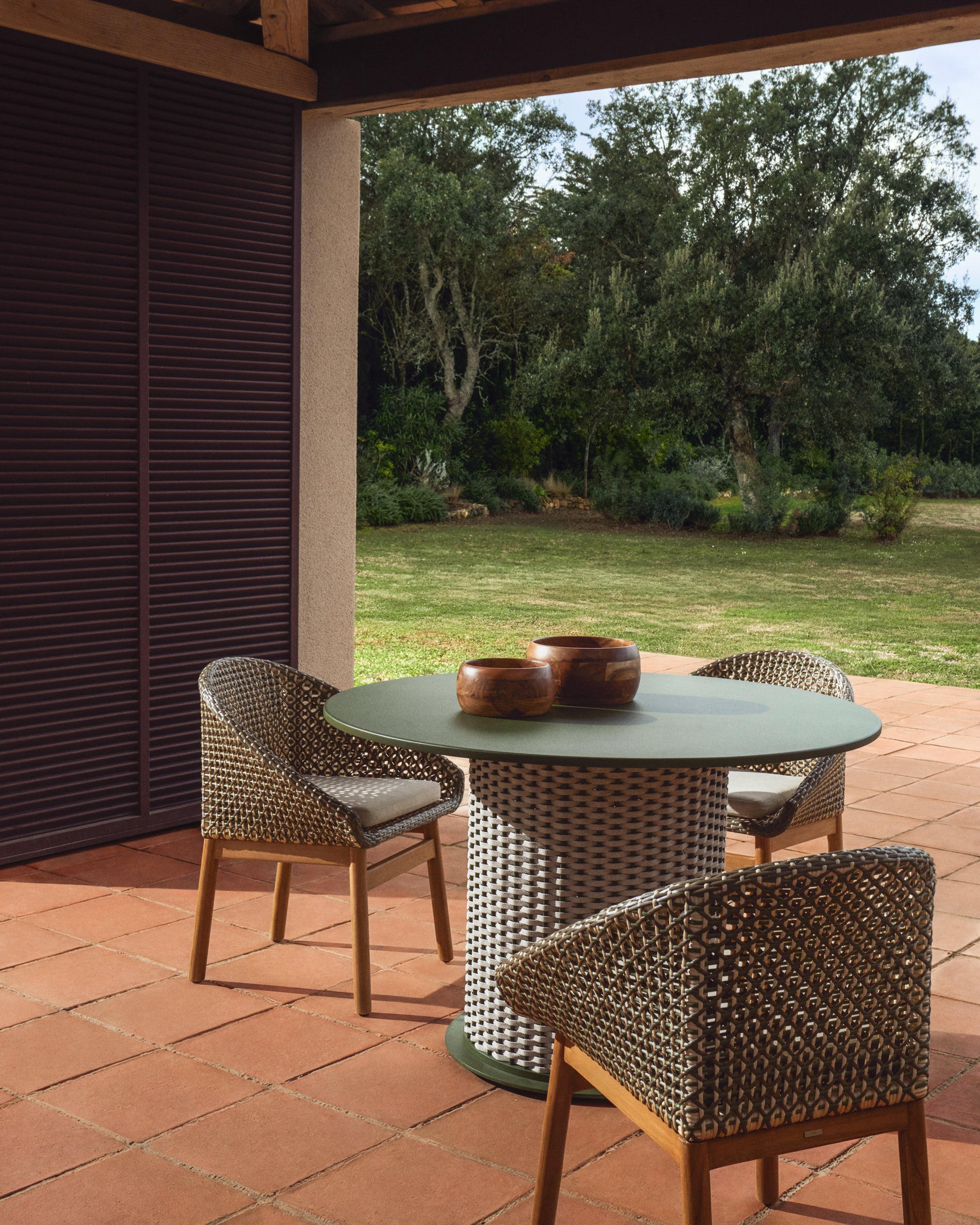 Moderner Gartenstuhl Olbia, gefertigt aus hochwertigem Teakholz und langlebigem synthetischem Rattan in Dunkelgrün, perfekt für stilvolle Outdoor-Bereiche.