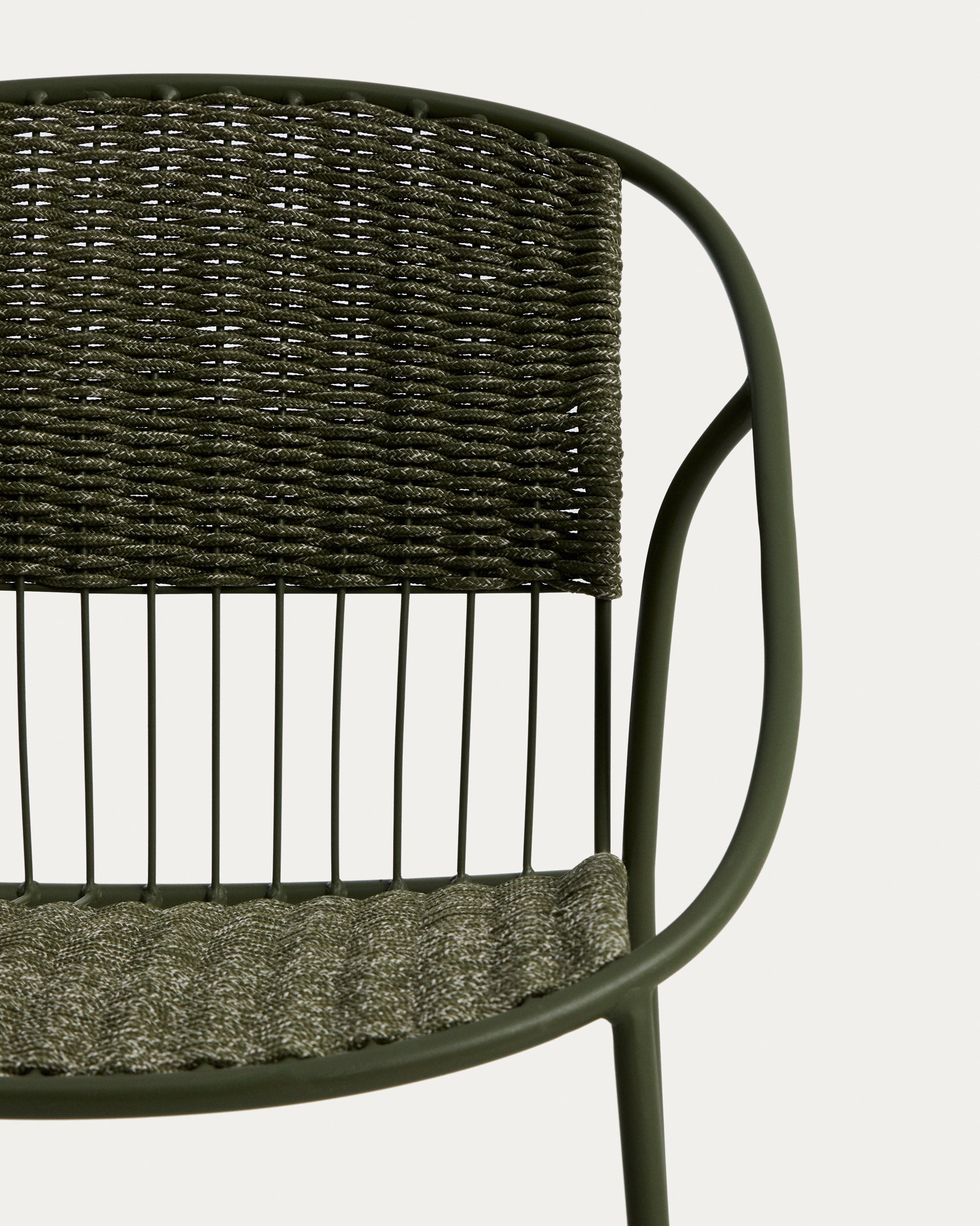Eleganter stapelbarer Stuhl Atrani aus robustem verzinktem Stahl und grünem Seil, ideal für stilvolle Gartenmöbel und gemütliche Outdoor-Bereiche.