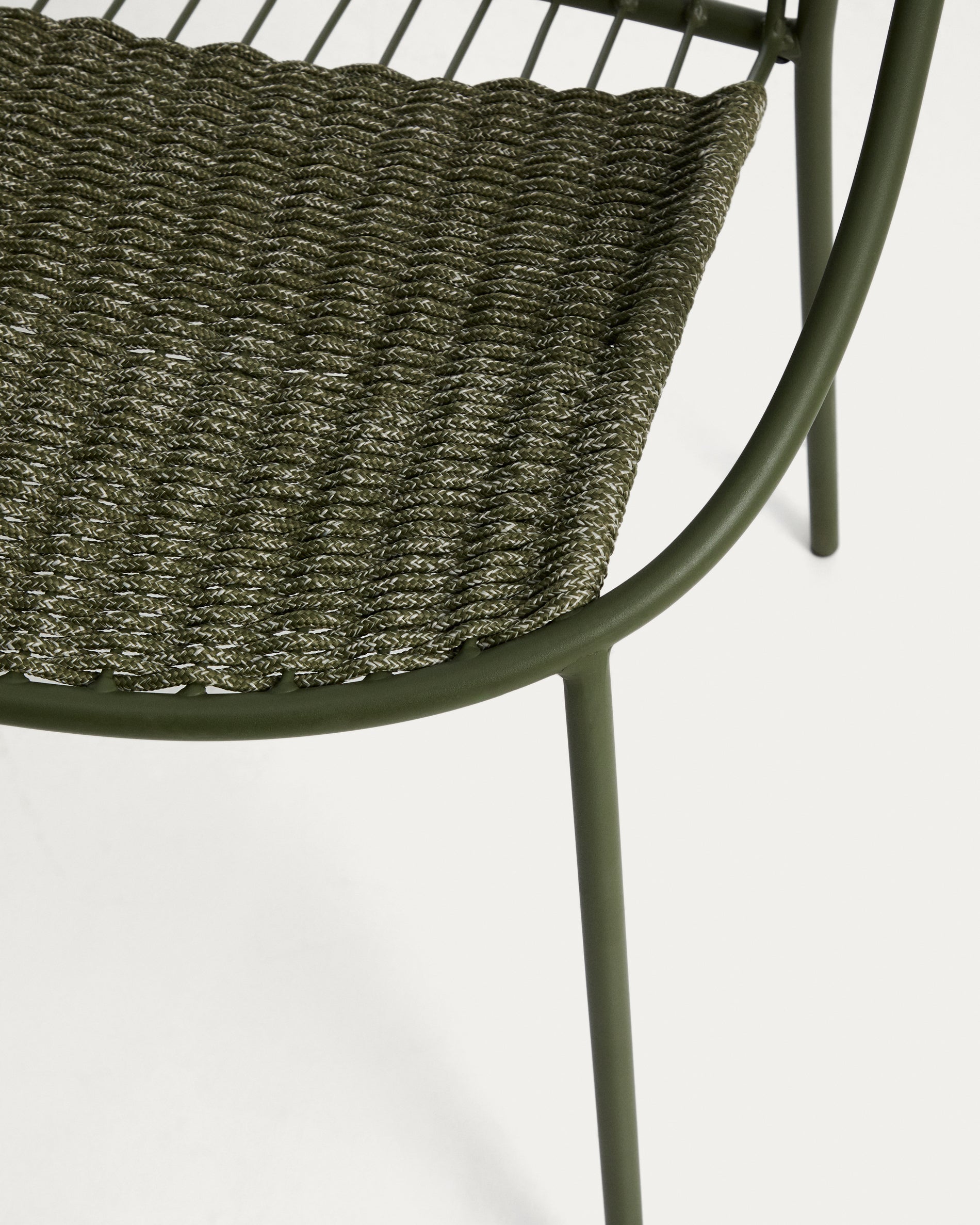 Eleganter stapelbarer Stuhl Atrani aus robustem verzinktem Stahl und grünem Seil, ideal für stilvolle Gartenmöbel und gemütliche Outdoor-Aktivitäten.