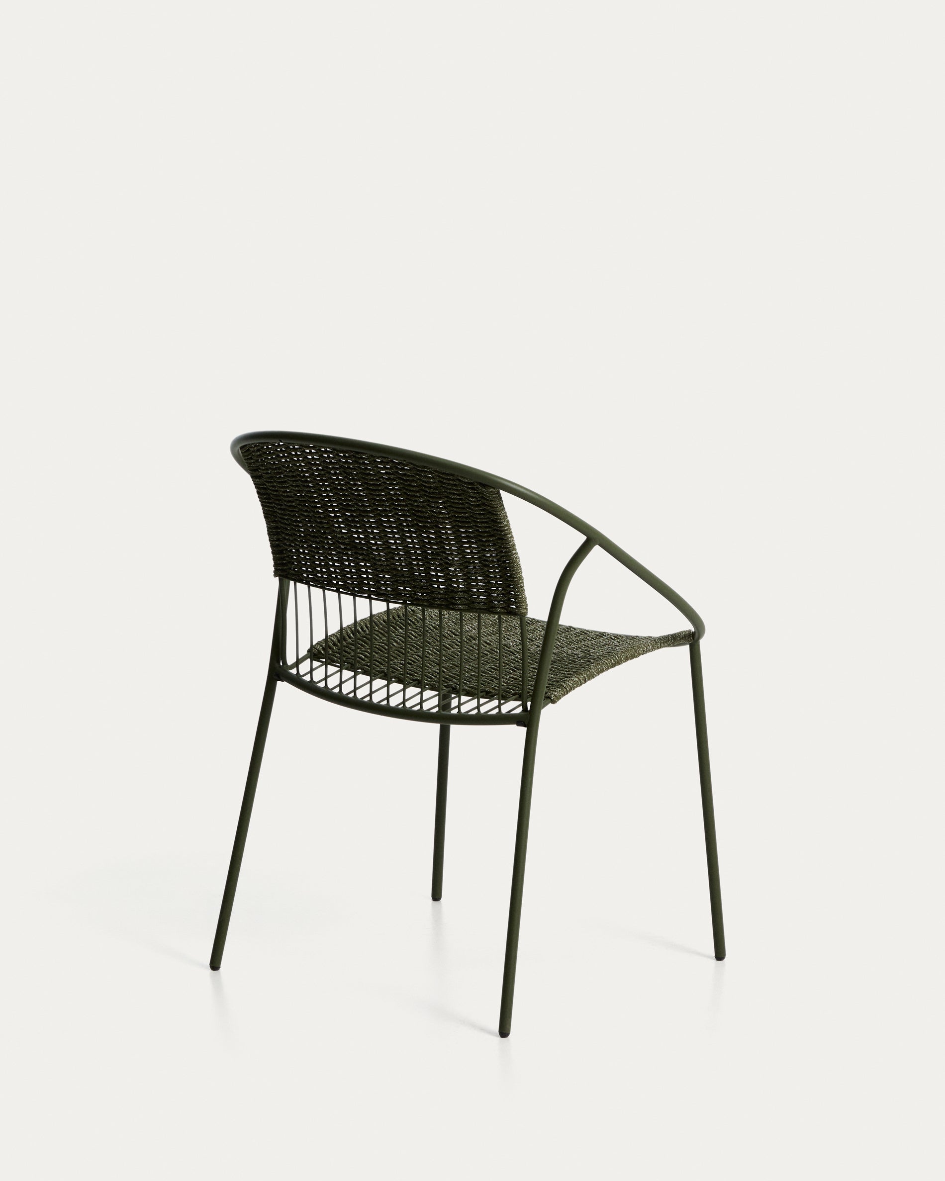 Eleganter stapelbarer Stuhl Atrani aus robustem verzinktem Stahl und grünem Seil, ideal für stilvolle Gartenmöbel und gemütliche Outdoor-Events.