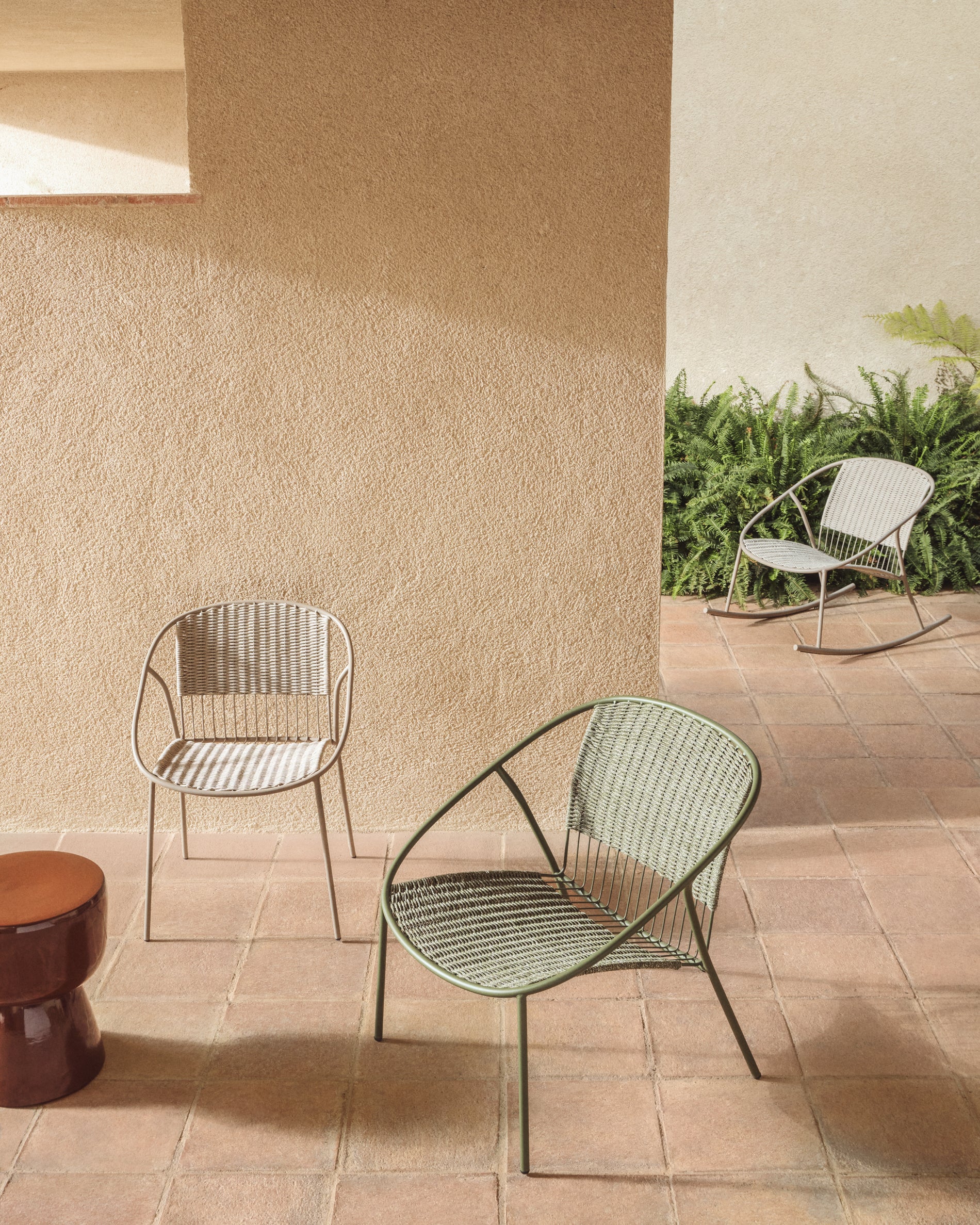 Eleganter stapelbarer Stuhl Atrani aus robustem verzinktem Stahl und grünem Seil, ideal für stilvolle Garten- und Terrassengestaltung.