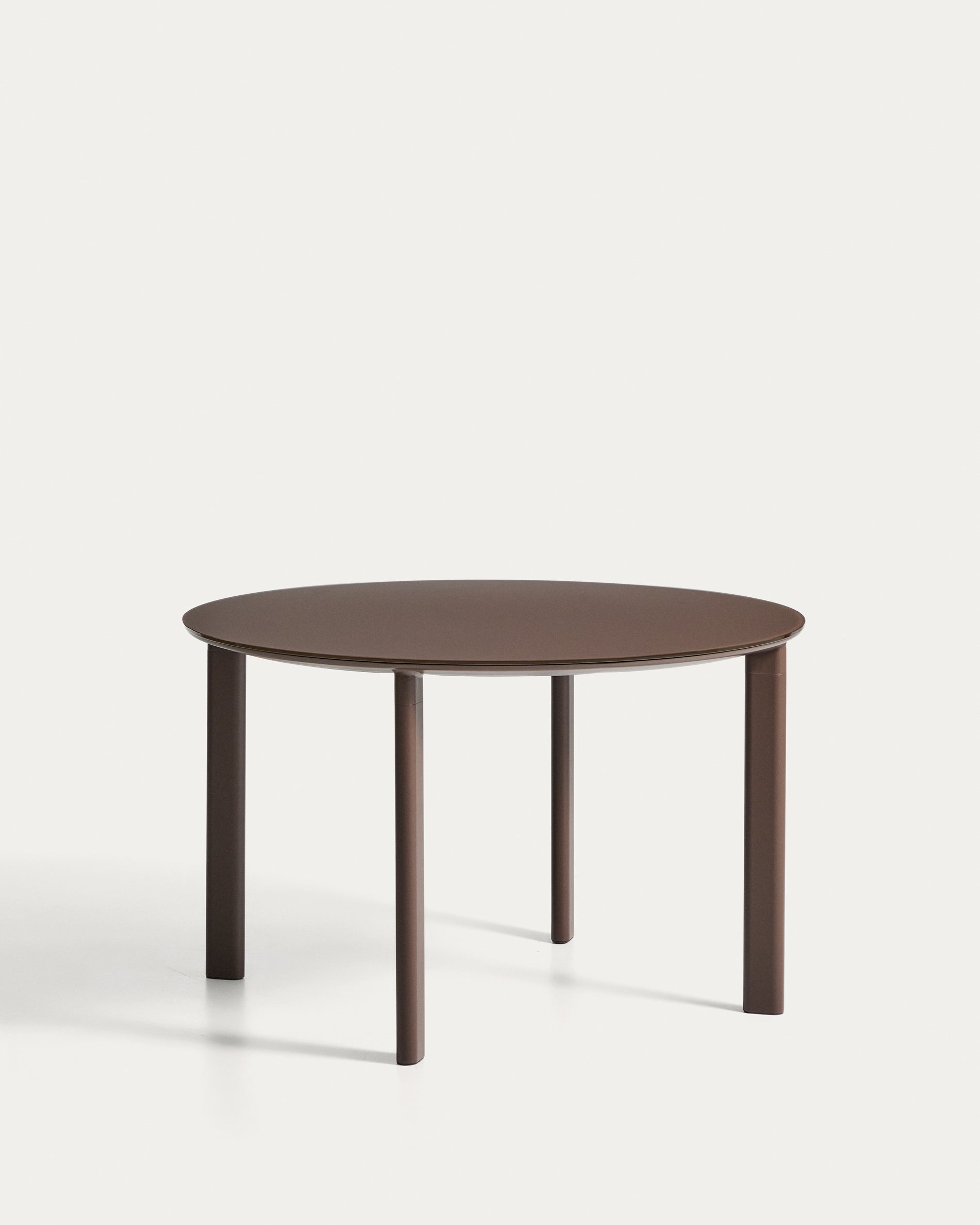 Moderner runder Tisch Erice aus langlebigem Aluminium und bruchsicherem Glas in warmem Braun, Ø120 cm, perfekt für Garten und Terrasse.