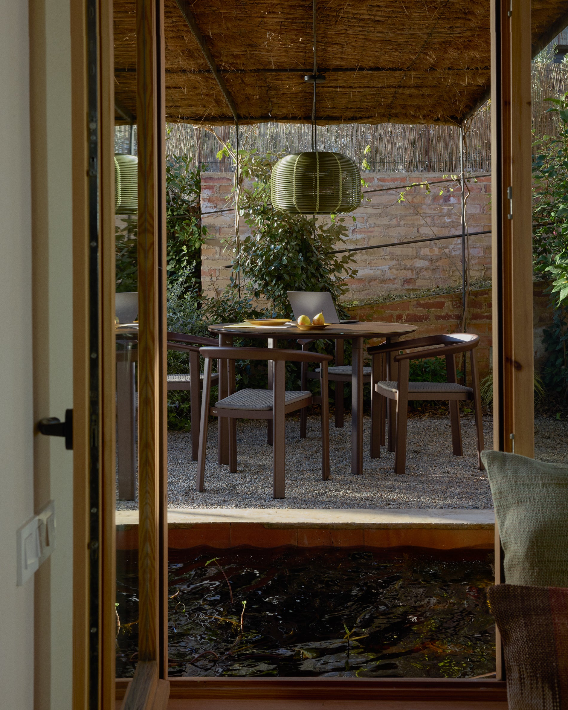 Moderner runder Tisch Erice aus langlebigem Aluminium und widerstandsfähigem Glas in edlem Braun, Ø120 cm, perfekt für Garten und Terrasse.